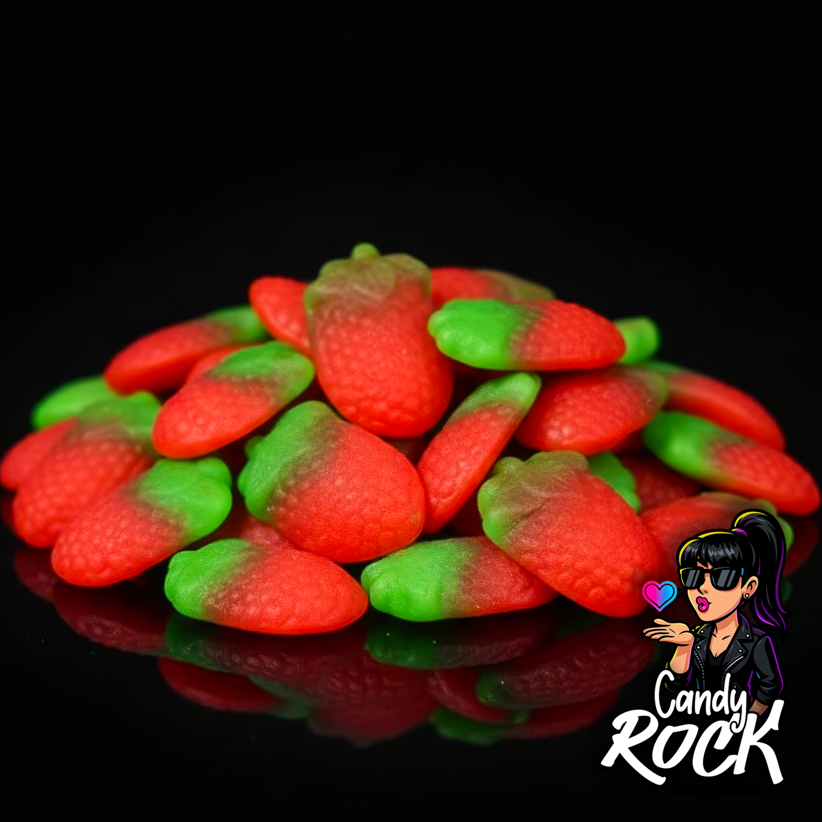 Gros plan sur des bonbons fraises sauvages lisses rouge et vert, texture gélifiée brillante, CandyRock.