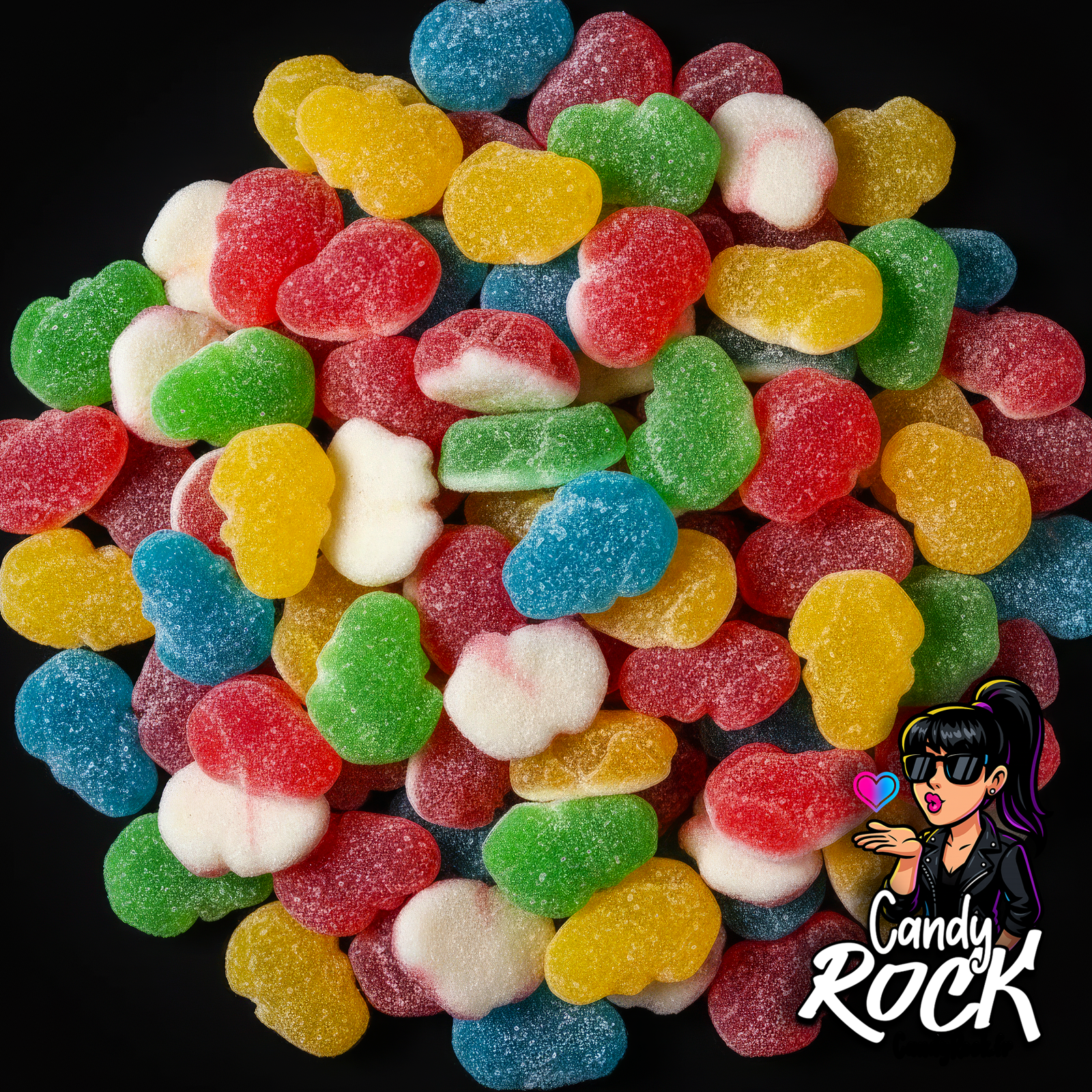 Grenouilles gélifiées multicolores acidulées sur fond noir, présentation vrac avec texture sucrée visible, style CandyRock.