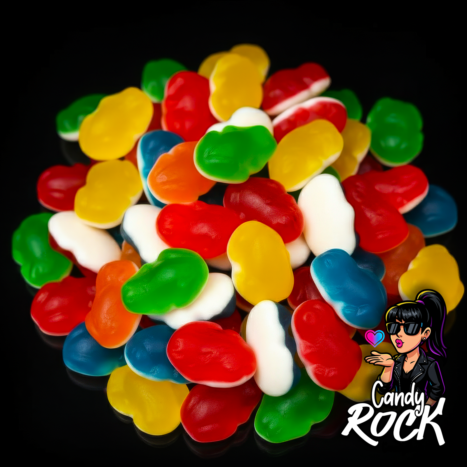 Mélange de bonbons grenouilles gélifiées lisses et multicolores sur fond noir, présentation générale du vrac gourmand CandyRock.