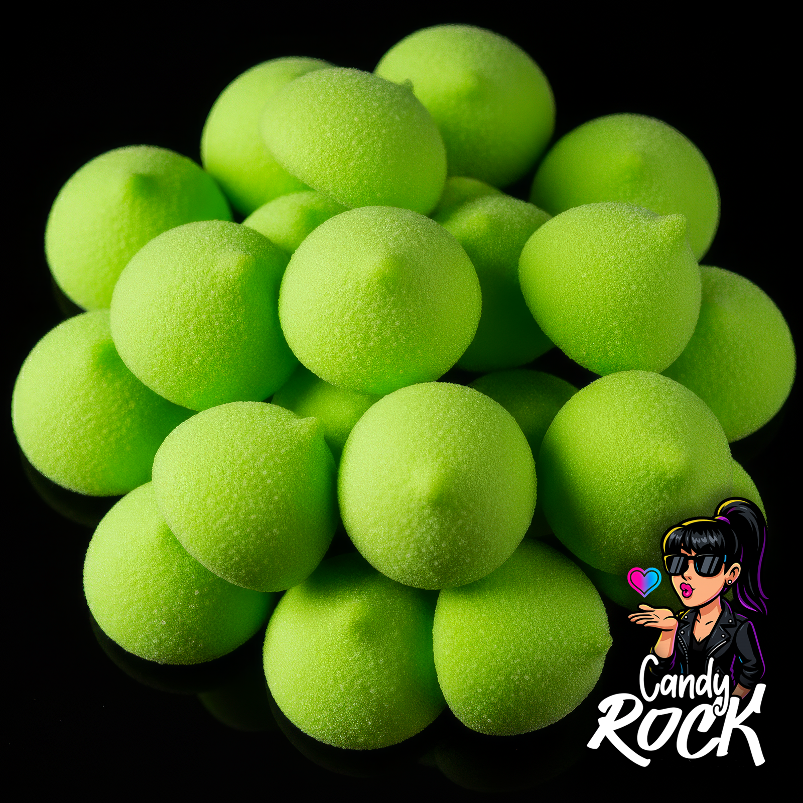 Guimauves balles de golf vertes saveur pomme, présentation générale du vrac mousseux sur fond noir, CandyRock.