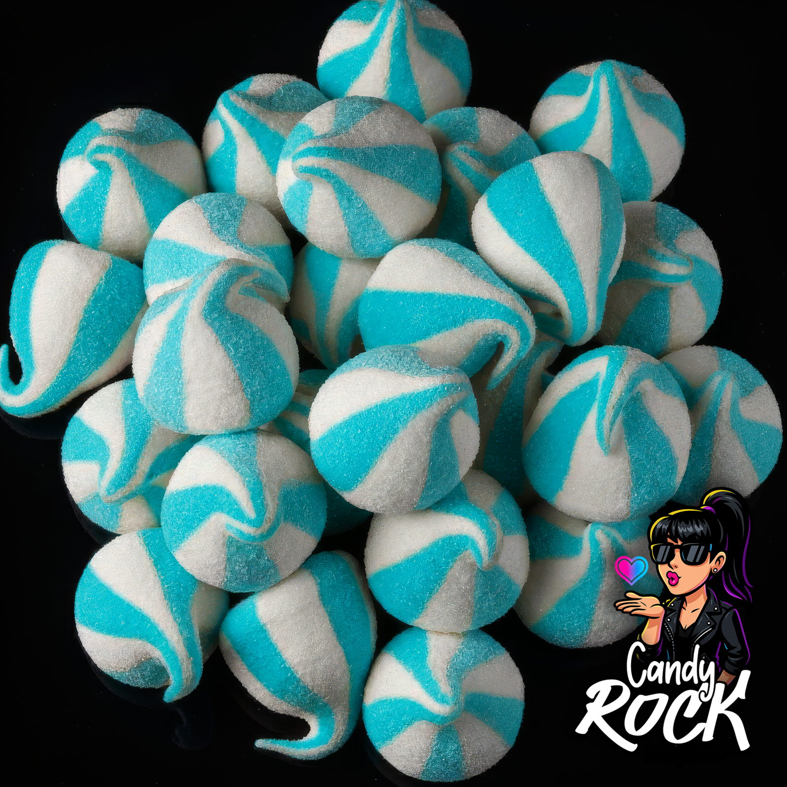 Guimauves chapeaux d’elfe bleu et blanc en spirales, présentation générale du vrac mousseux sur fond noir, CandyRock.