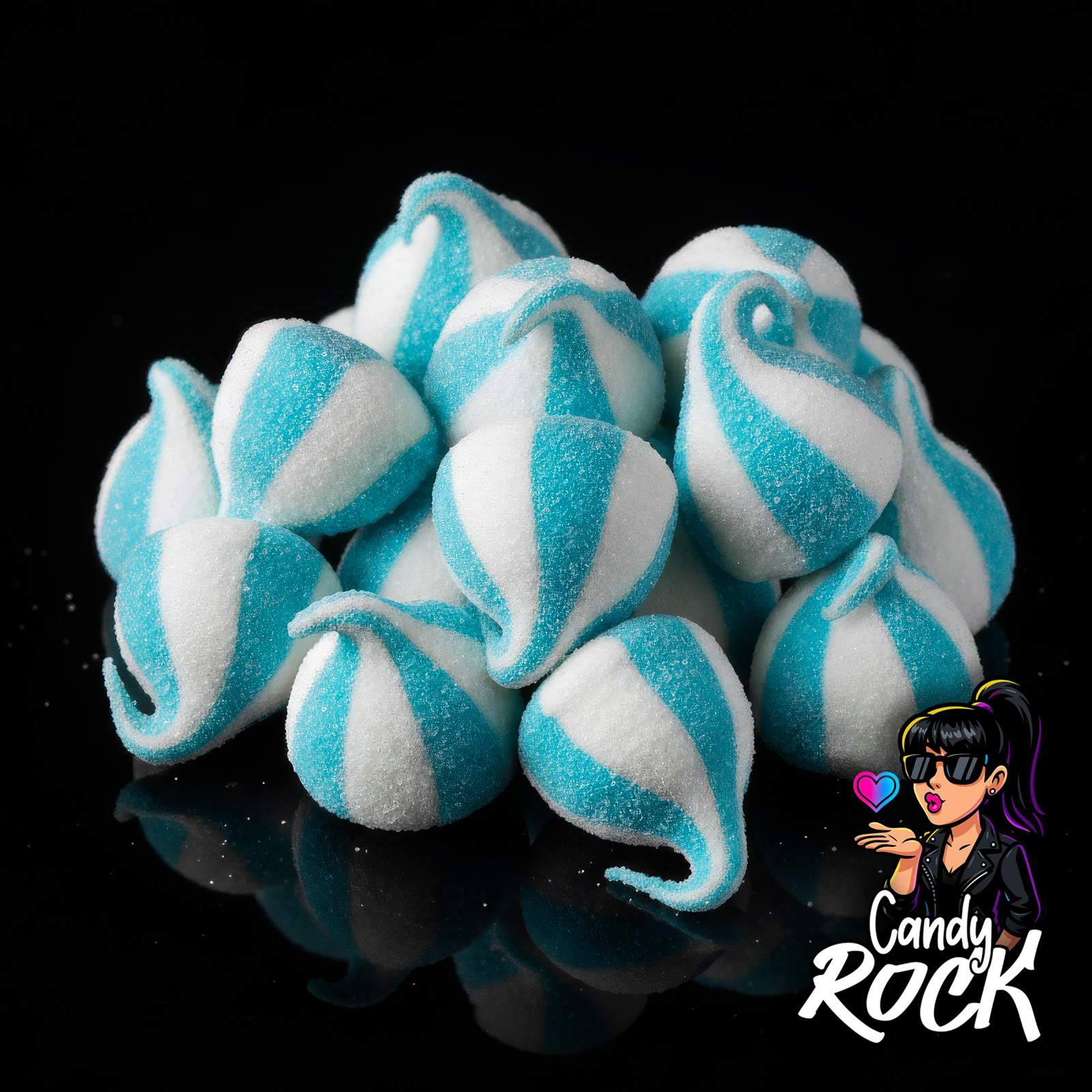Vue rapprochée de guimauves chapeaux d’elfe bleu et blanc, détail de la spirale sucrée et de la texture mousseuse, CandyRock.