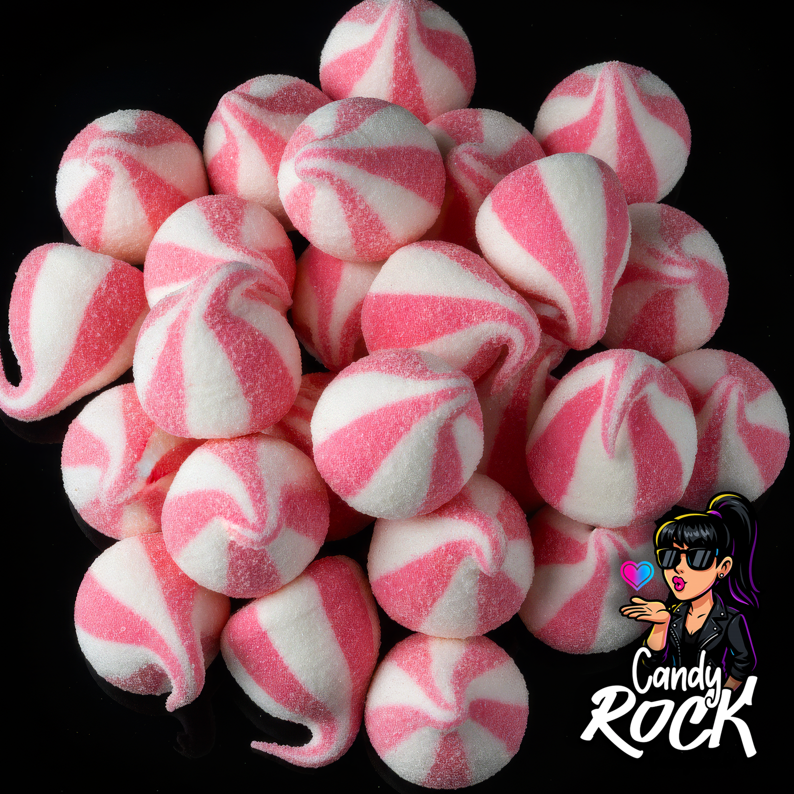 Guimauves chapeaux d’elfe rose et blanc en spirales, présentation générale du vrac mousseux sur fond noir, CandyRock.