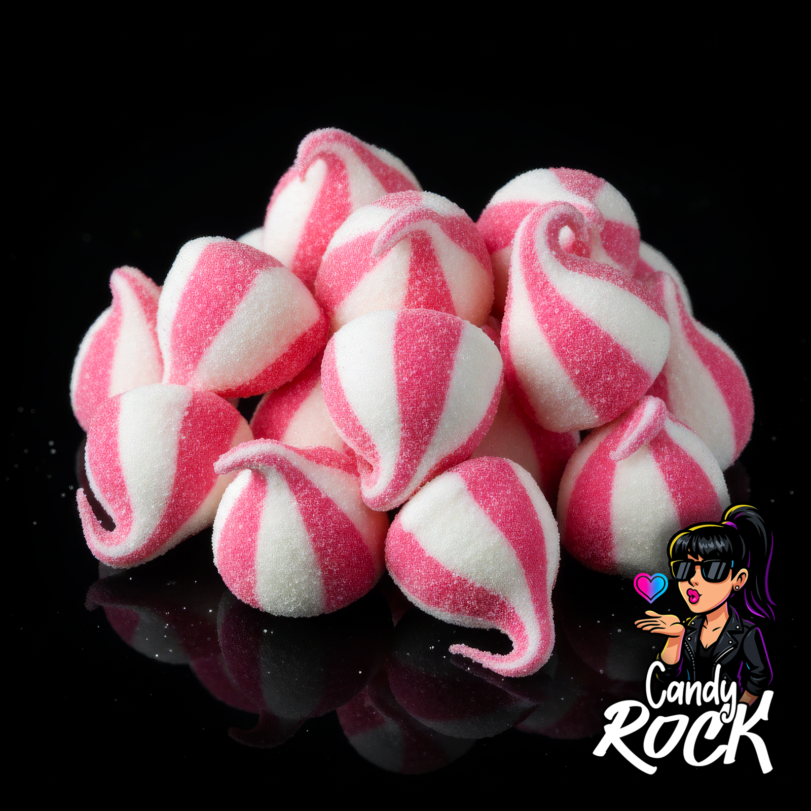 Vue rapprochée de guimauves chapeaux d’elfe rose et blanc, détail de la spirale sucrée et de la texture mousseuse, CandyRock.