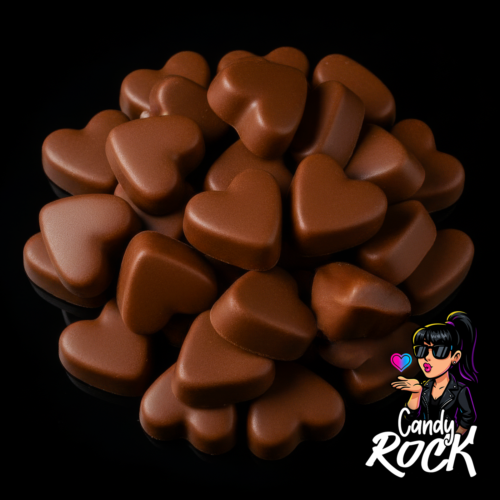Guimauves en forme de cœur enrobées de chocolat au lait, présentées en vrac sur fond noir, CandyRock.