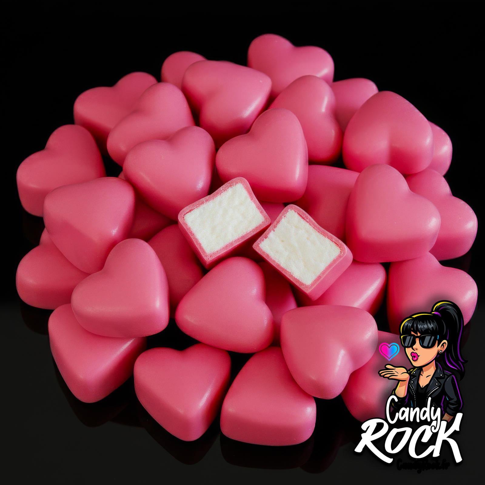 Guimauves roses en forme de cœur avec enrobage fondant, présentées en vrac sur fond noir, CandyRock.