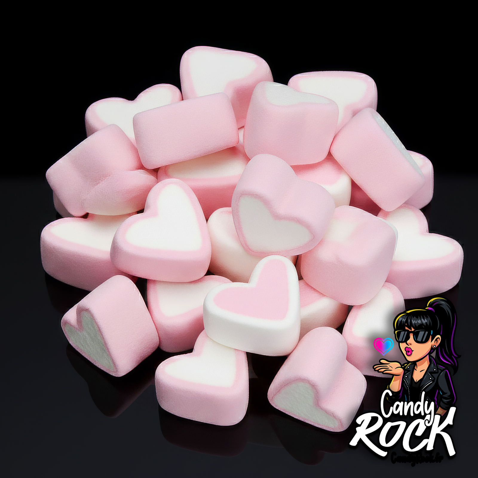 Guimauves en forme de cœur rose et blanc, présentation générale du vrac moelleux sur fond noir, CandyRock.