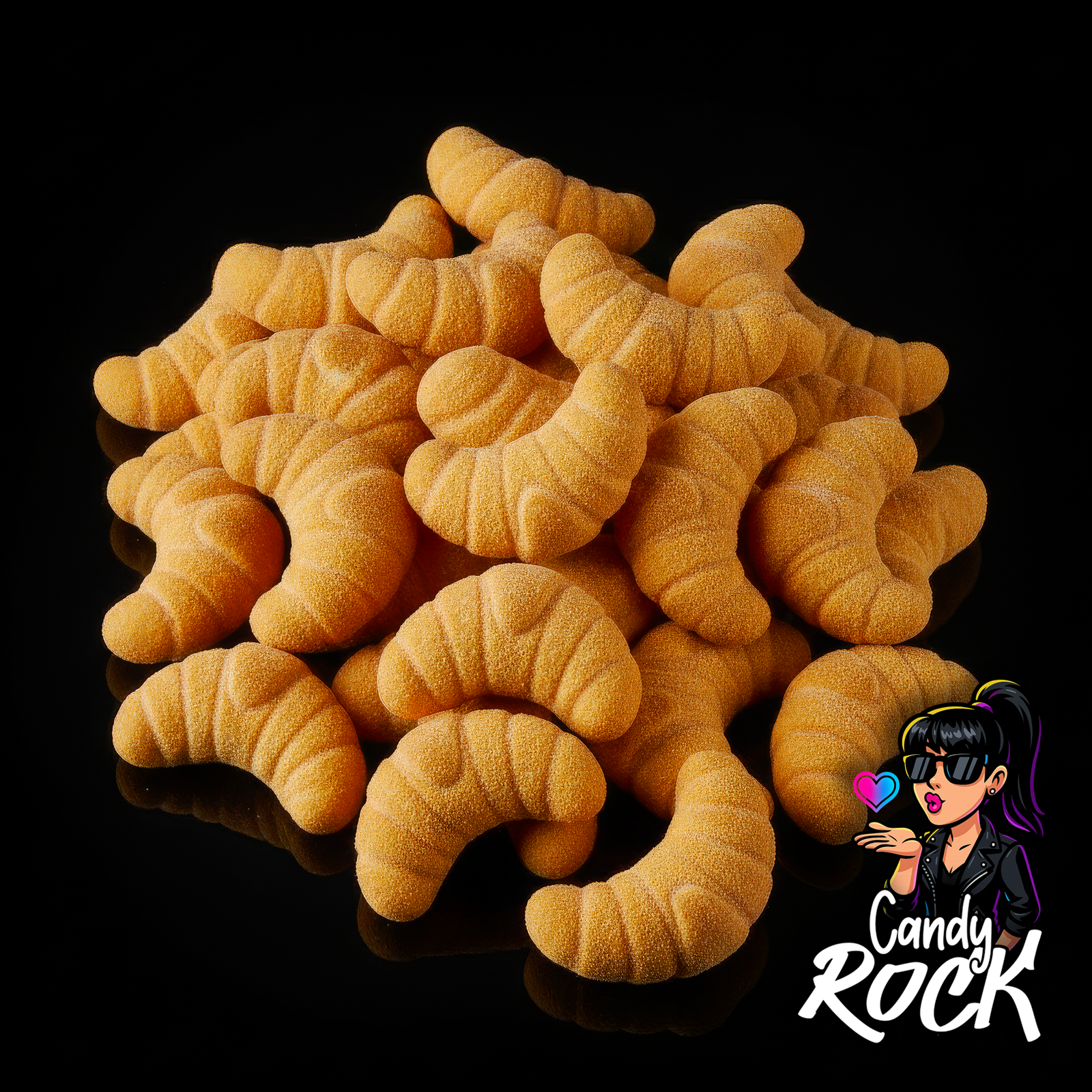 Guimauves croissants beige fourrés au chocolat, présentées sur fond noir en vue générale, CandyRock.