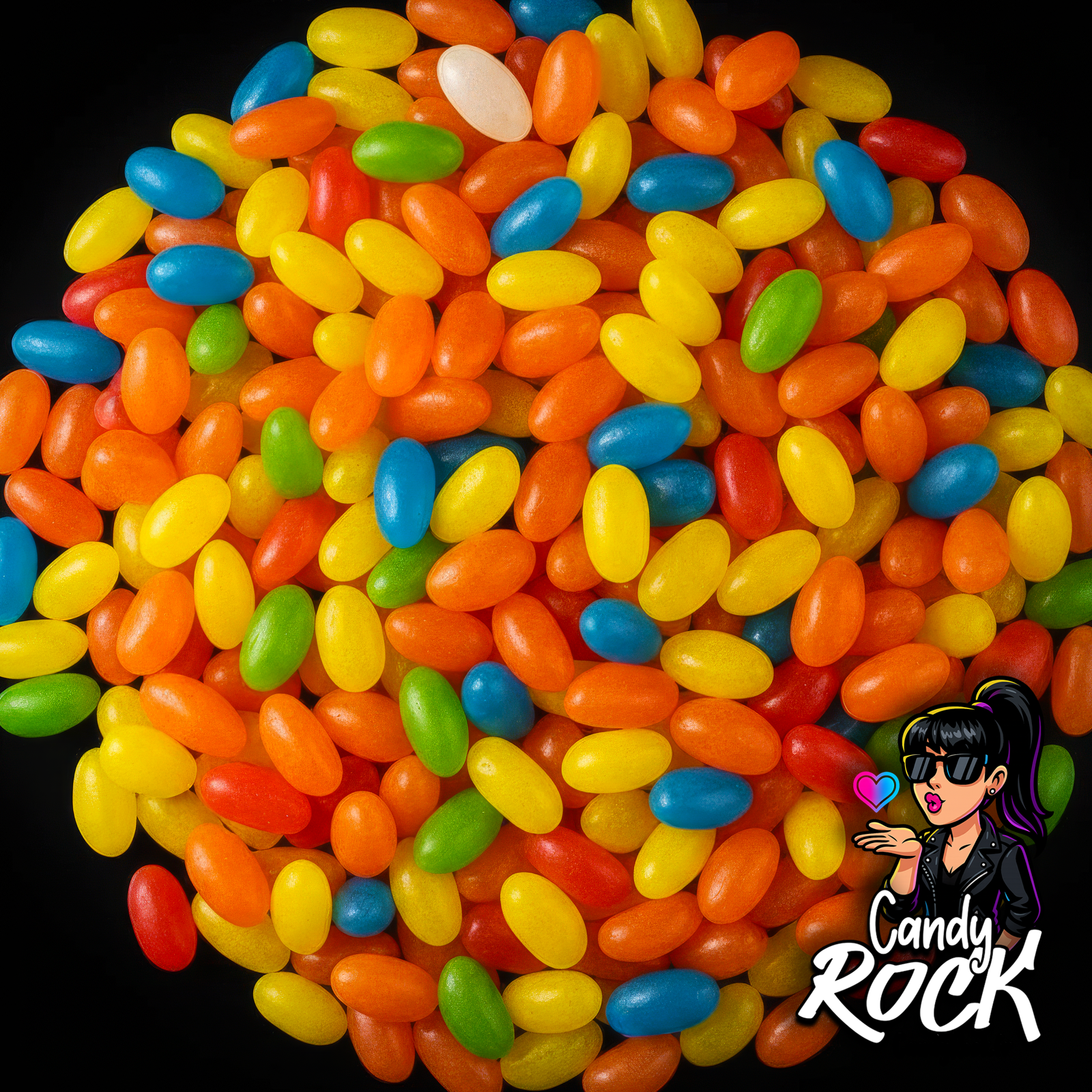 Haricots gélifiés multicolores brillants en vrac, texture lisse et translucide sur fond noir CandyRock.