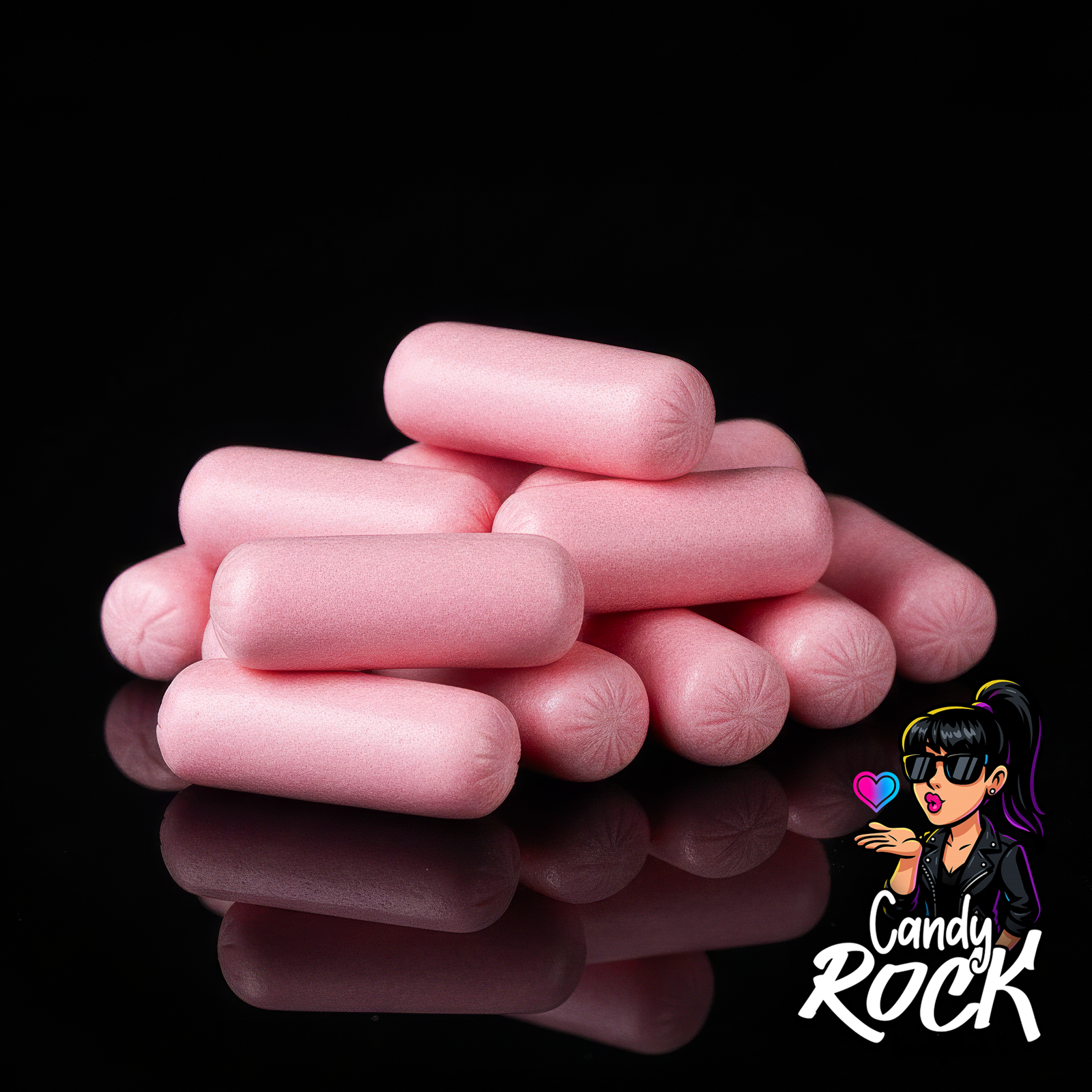 Vue rapprochée d’un tas de chewing gums roses cylindriques façon hot dog, brillance douce, CandyRock.