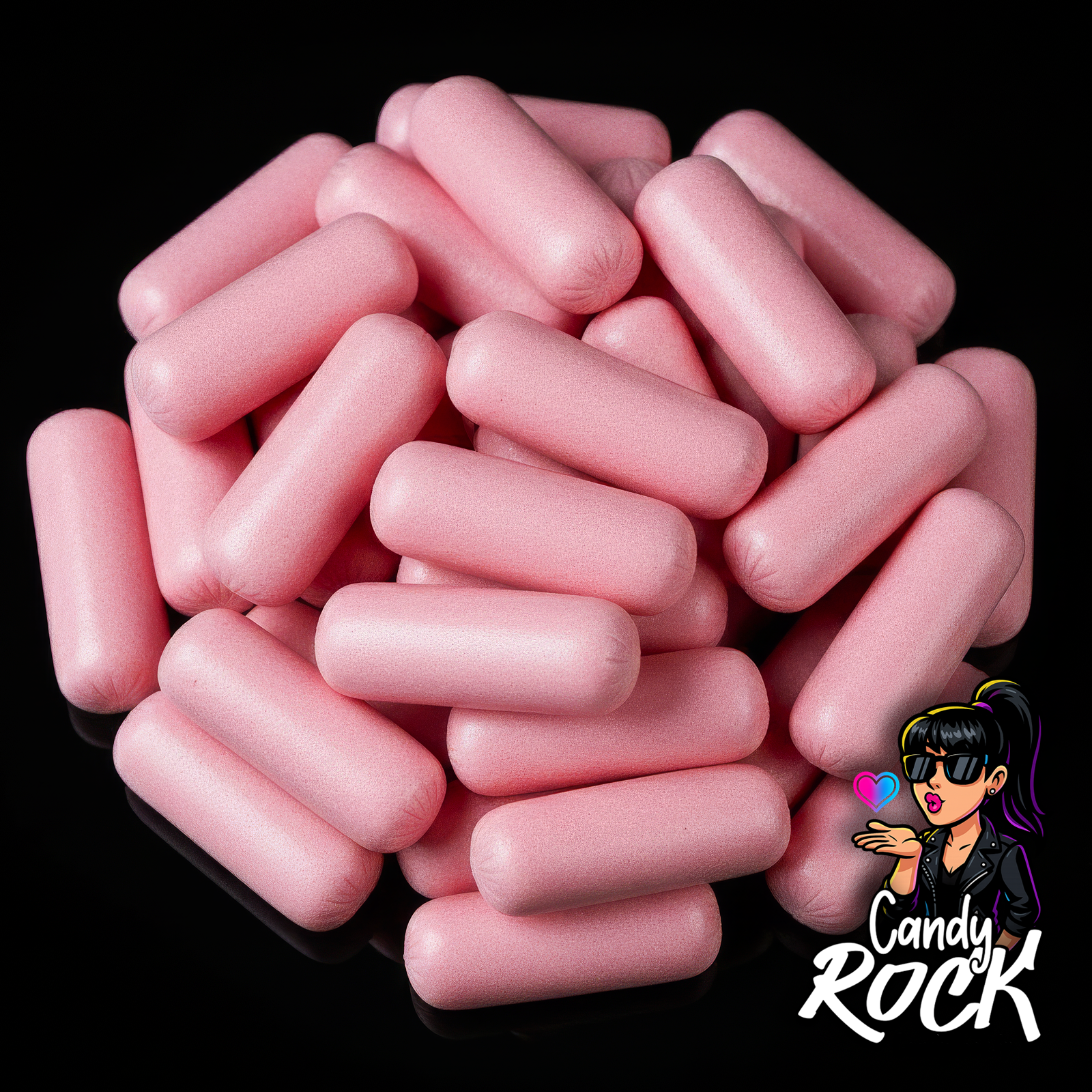Chewing gums roses en forme de mini hot dog, texture lisse et brillante sur fond noir CandyRock.