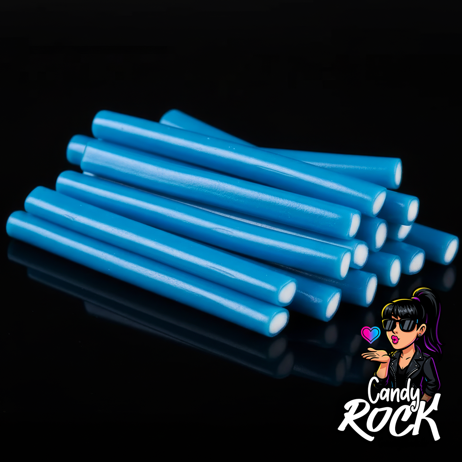 Vue rapprochée de jumbo sticks bleus brillants lisses au cœur blanc moelleux, saveur framboise, sur fond noir CandyRock.
