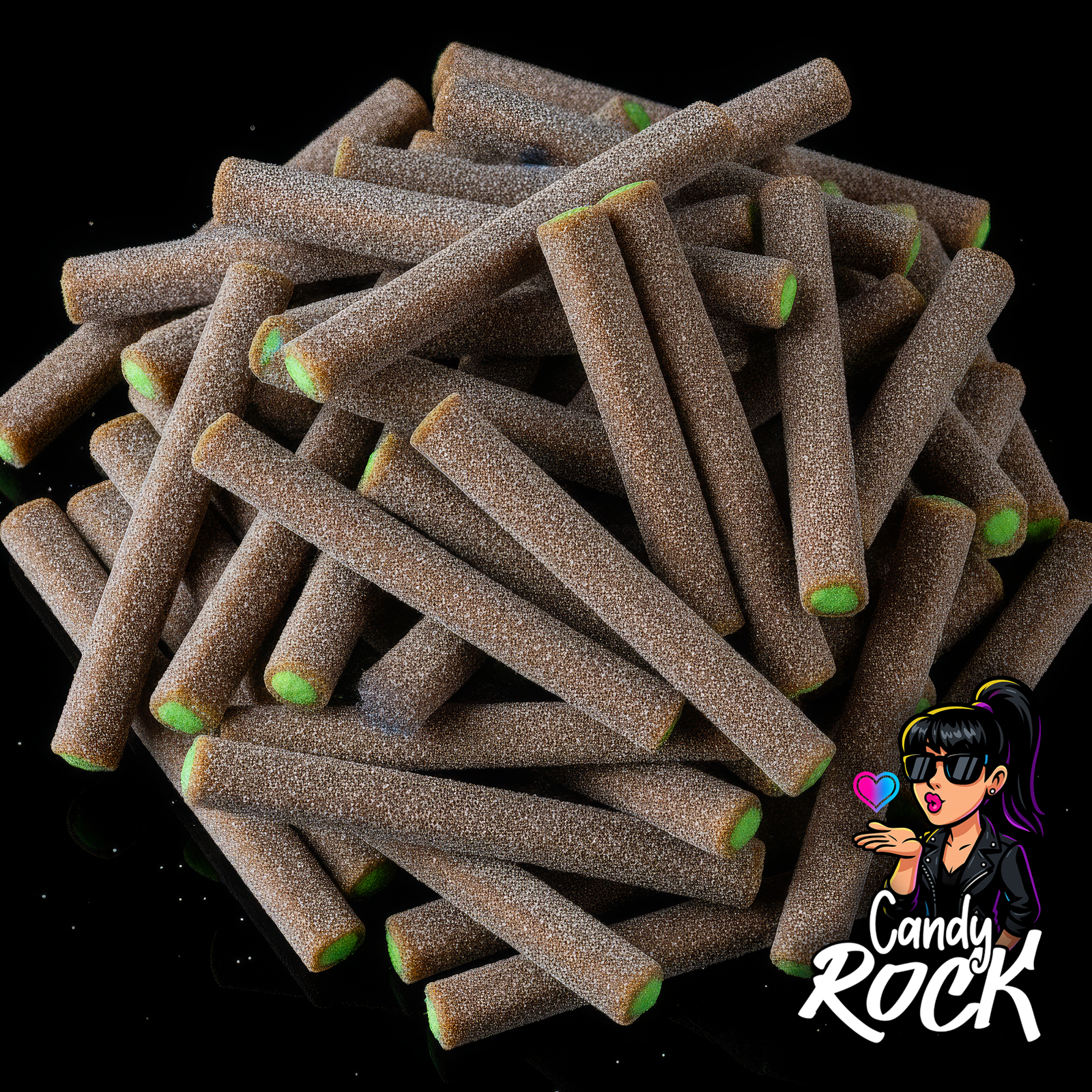 Grand tas de bâtons cola marron sucrés, enrobés d’une fine couche acidulée, avec cœur vert, sur fond noir CandyRock.