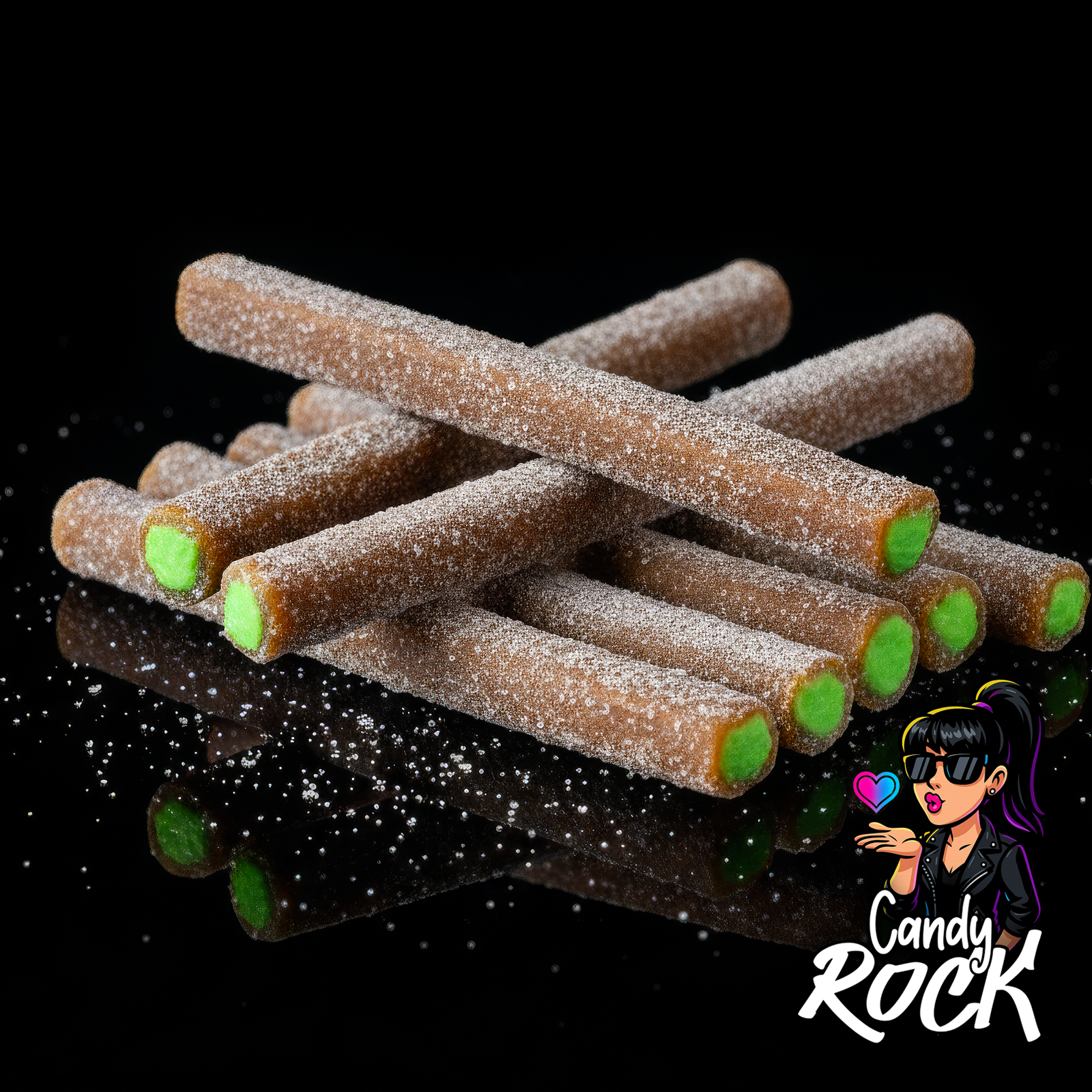 Gros plan sur sticks cola marron granuleux, révélant un cœur vert vif et un enrobage sucre acidulé, CandyRock.