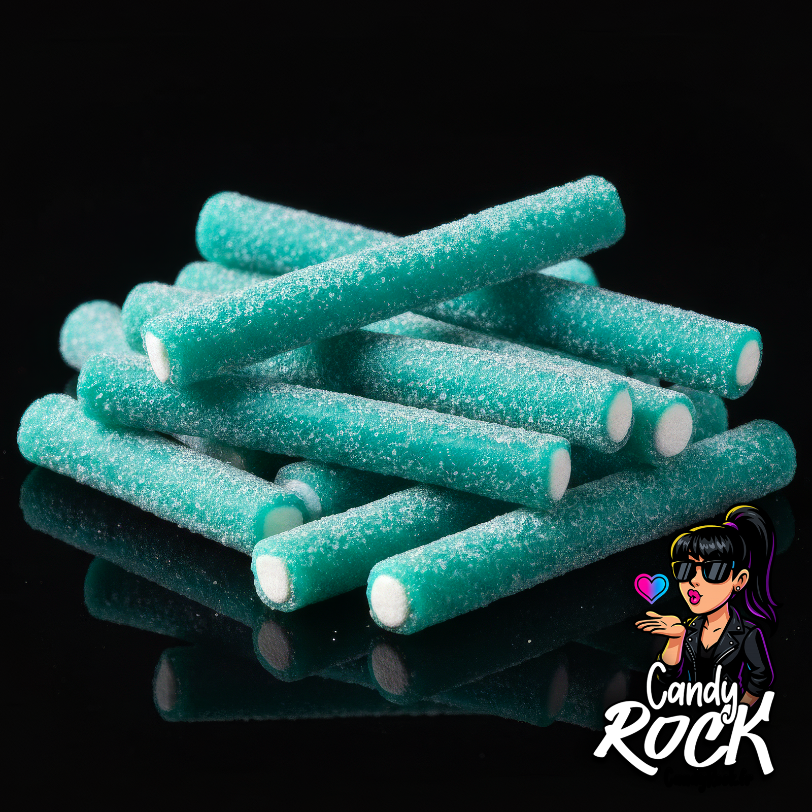 Gros plan sur sticks bleus sucrés avec centre blanc, détails de l’enrobage acidulé sur fond noir, CandyRock.