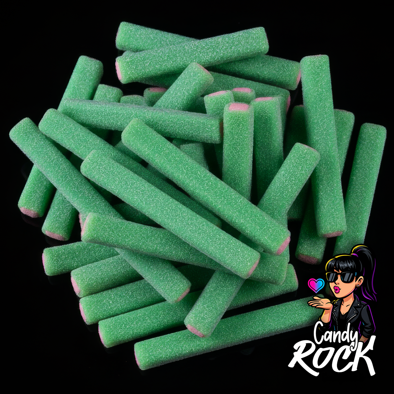 Bâtons verts à la pastèque recouverts de sucre acidulé, avec cœur rose moelleux, présentés en vrac sur fond noir CandyRock.