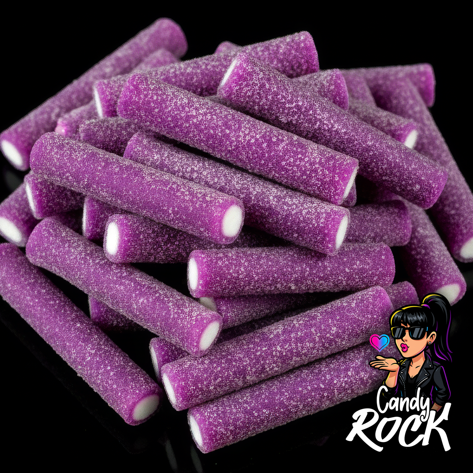 Jumbo sticks violets acidulés avec cœur blanc, présentés sur fond noir dans le style CandyRock, vue générale.