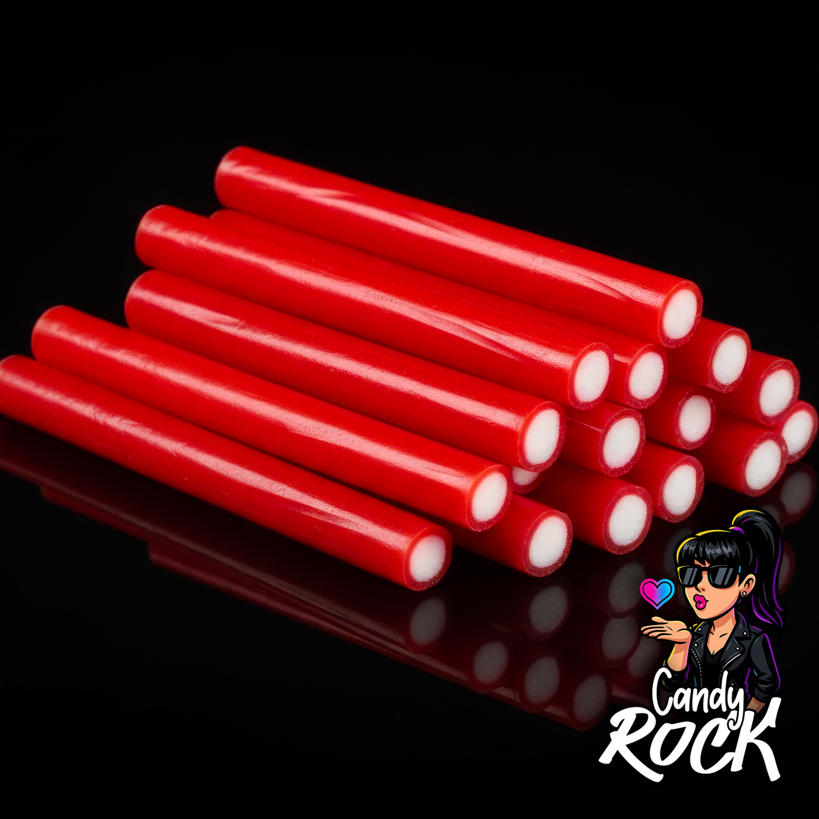Vue rapprochée de jumbo sticks rouges brillants et lisses, cœur blanc fondant, sur fond noir CandyRock.