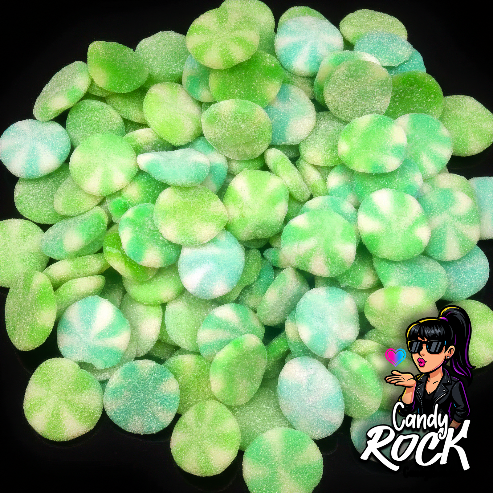Bonbons Kiwi Twist acidulés vert et bleu sur fond noir, présentation en vrac avec texture sucrée CandyRock.
