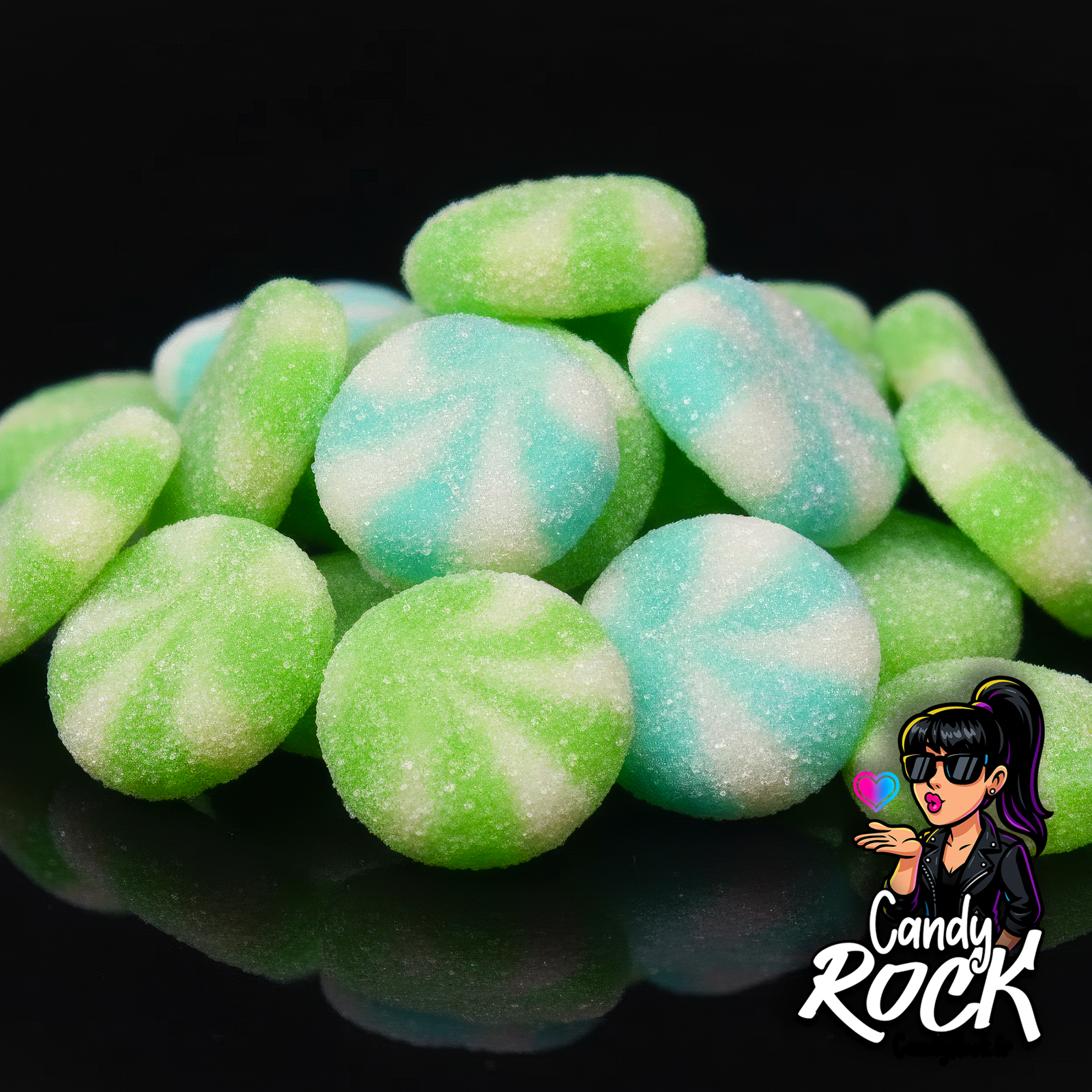 Vue rapprochée de bonbons Kiwi Twist bicolores acidulés, détail du sucre et des couleurs néon CandyRock.