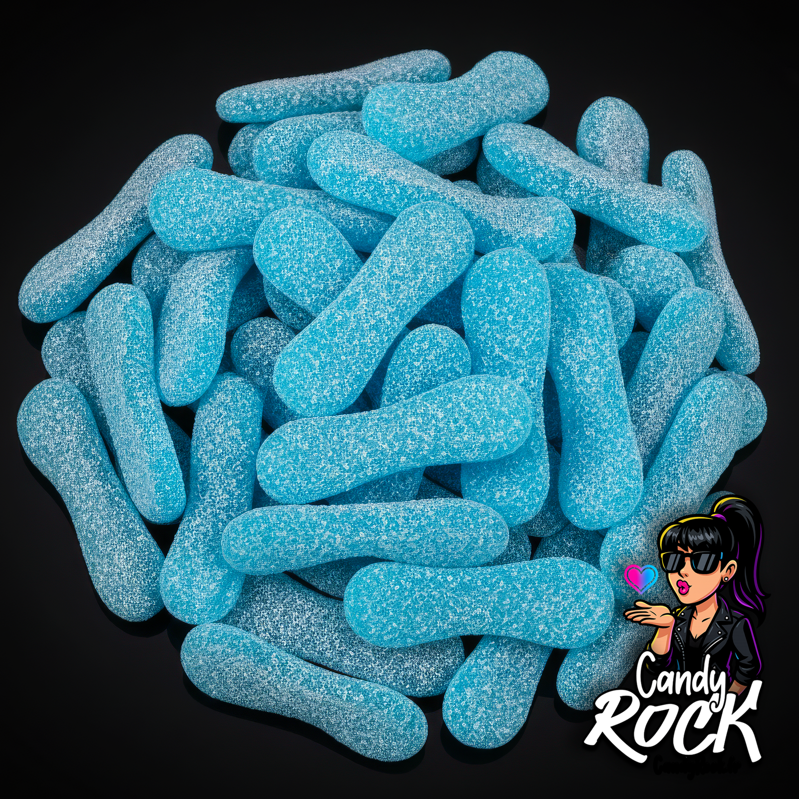 Bonbons langues de chat gélifiées bleues recouvertes de sucre acidulé, présentation générale du vrac sur fond noir CandyRock.