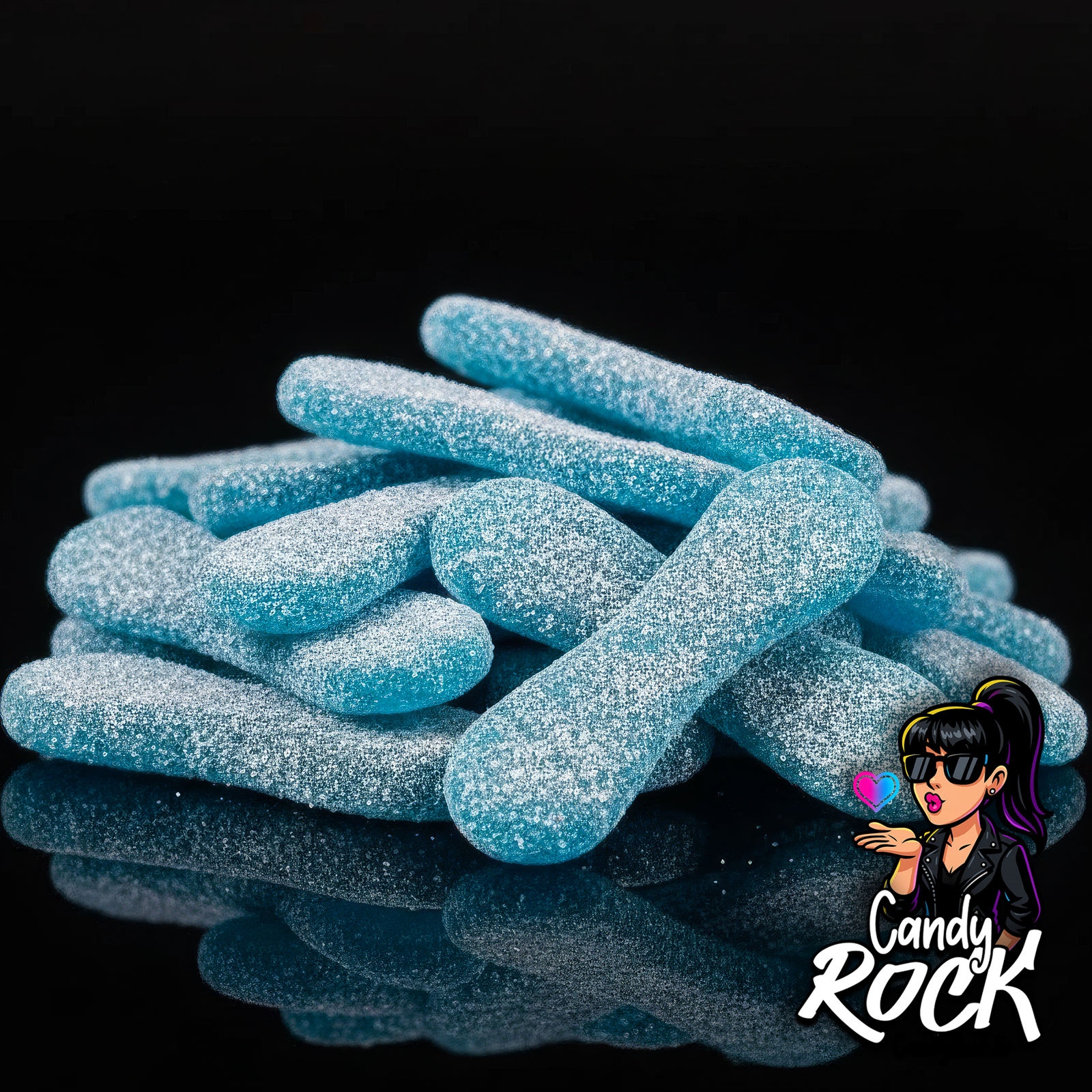 Vue rapprochée des bonbons langues de chat gélifiées bleues acidulées, détail du sucre scintillant et de la texture tendre CandyRock.