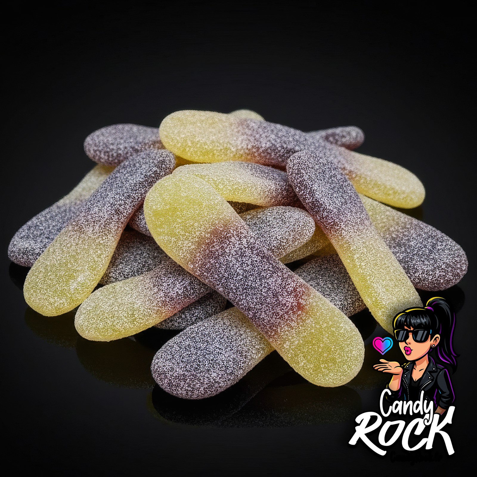 Vue rapprochée des bonbons langues de chat cola bicolores, détail du sucre acidulé et des deux couleurs contrastées CandyRock