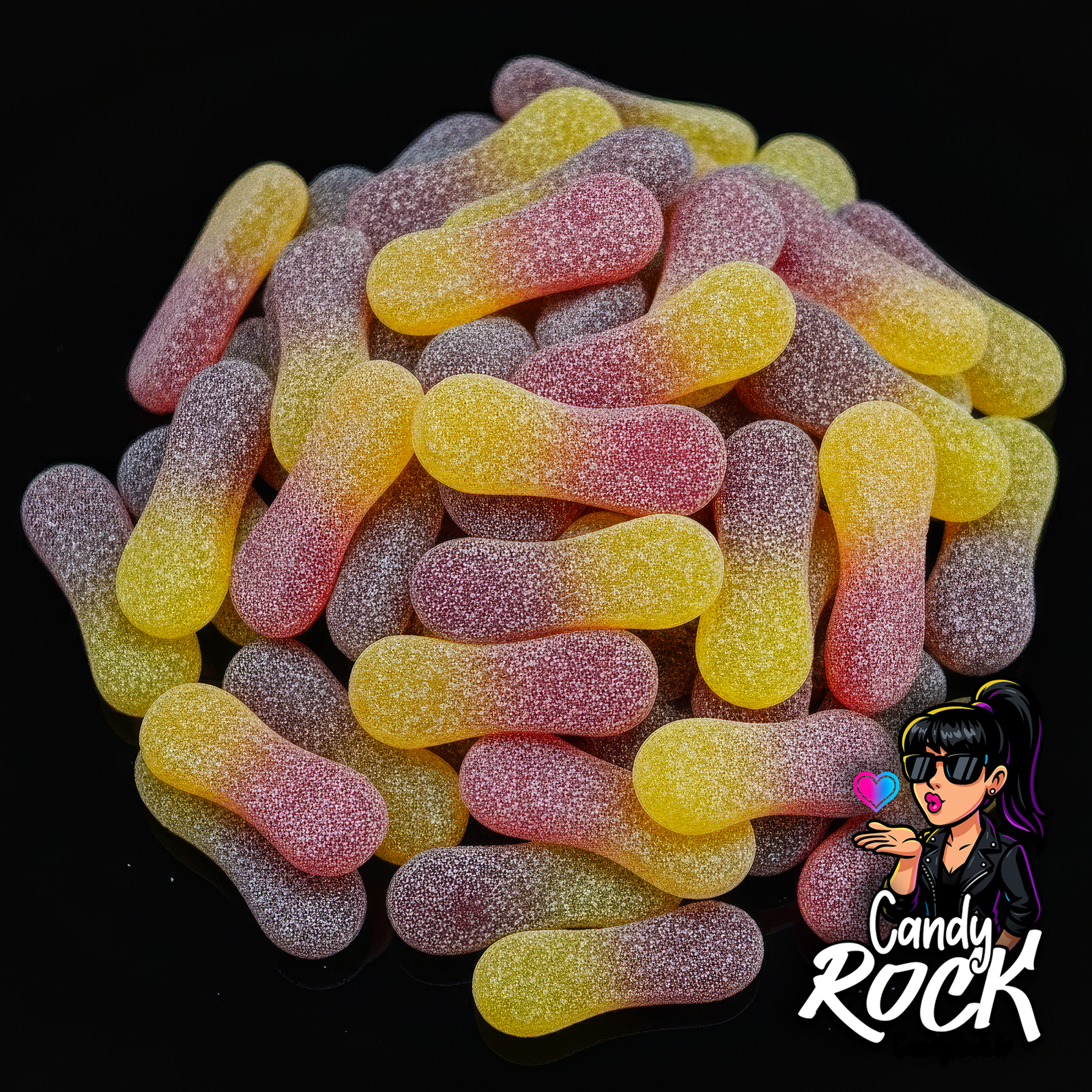 Mini bonbons langues de chat bicolores acidulées posées en tas sur fond noir, présentation du vrac fruité CandyRock.