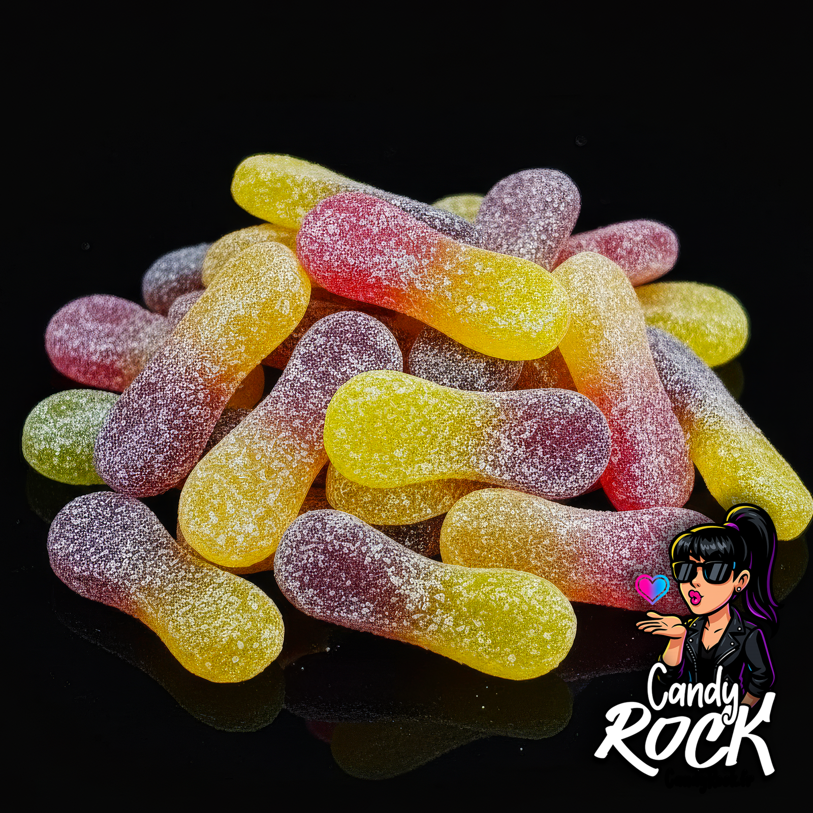 Vue rapprochée de mini bonbons langues de chat gélifiées bicolores poudrées, détail des textures acidulées CandyRock.