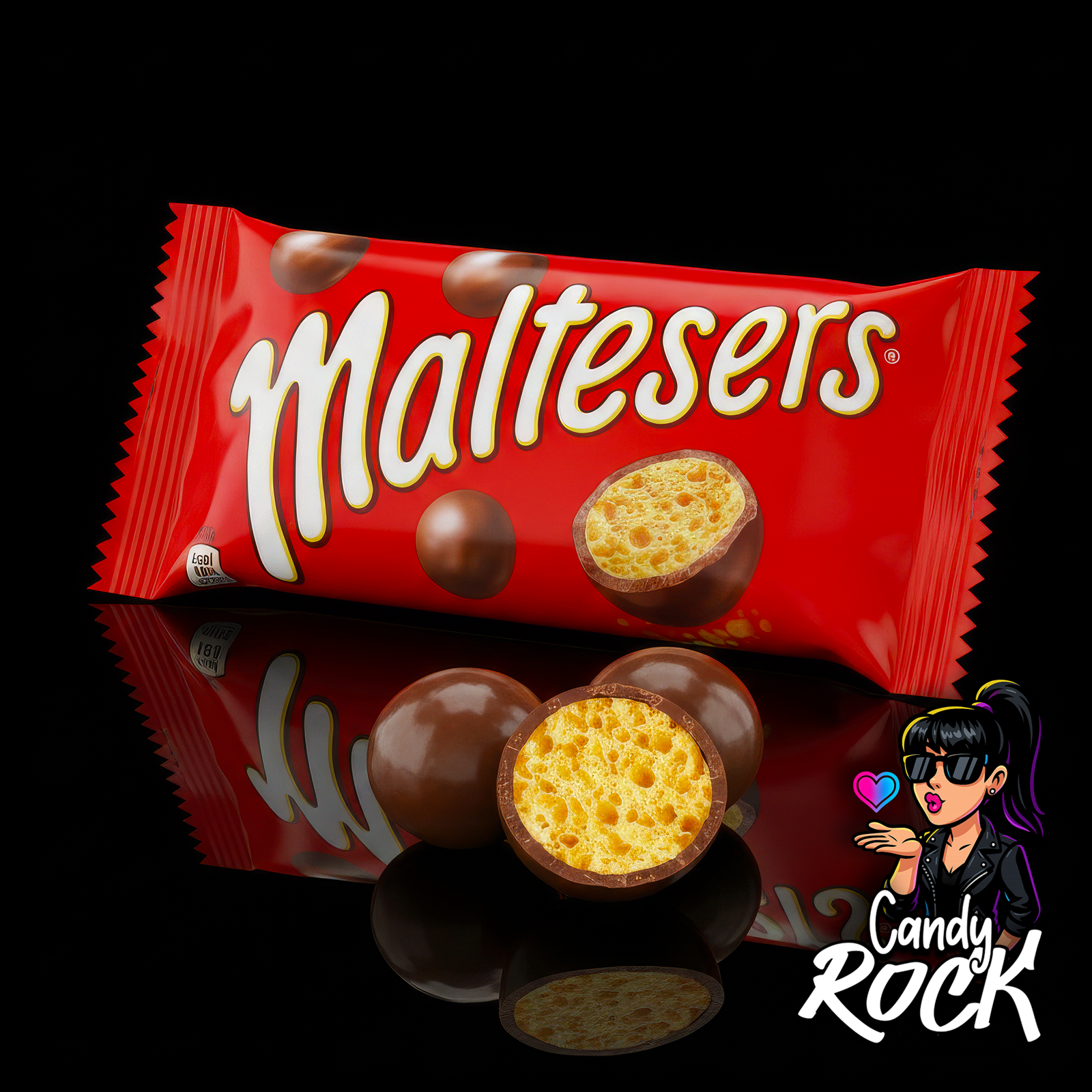 Sachet Maltesers rouge sur fond noir accompagné de billes ouvertes laissant voir le cœur aéré, CandyRock.