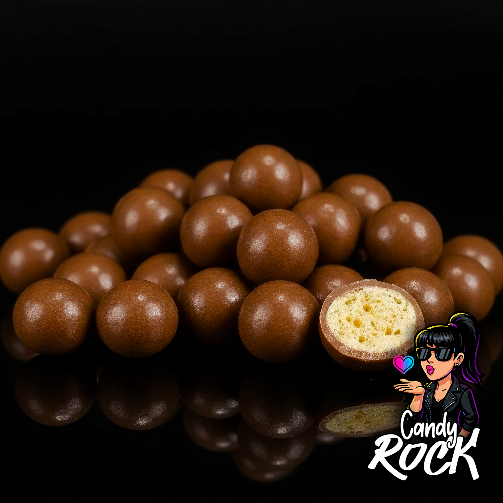 Billes de Maltesers brillantes sur fond noir avec une pièce ouverte révélant le cœur malté, CandyRock.