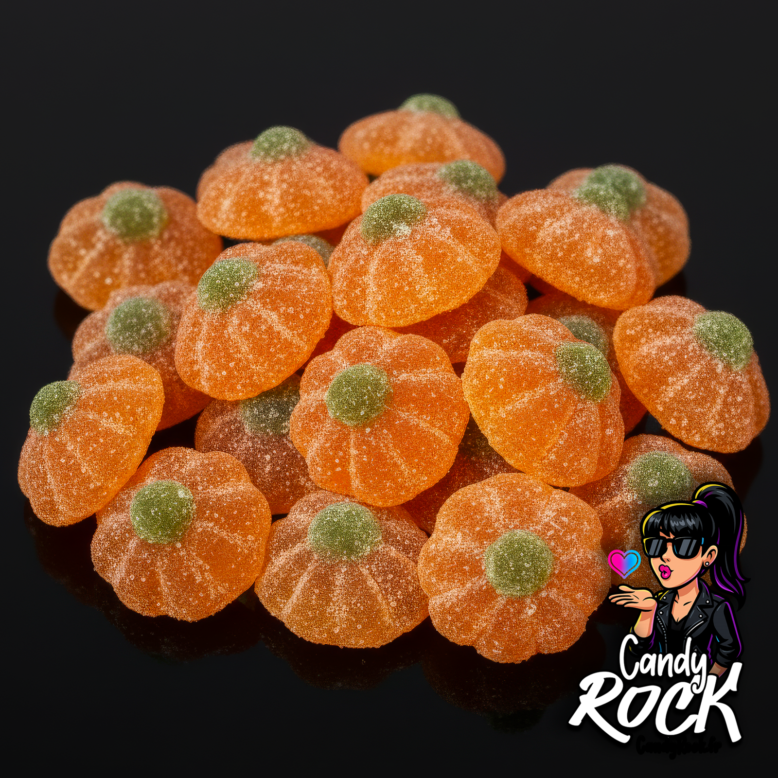 Bonbons mandarine gélifiés orange et vert, sucrés et moelleux, vue d’ensemble sur fond noir, CandyRock.