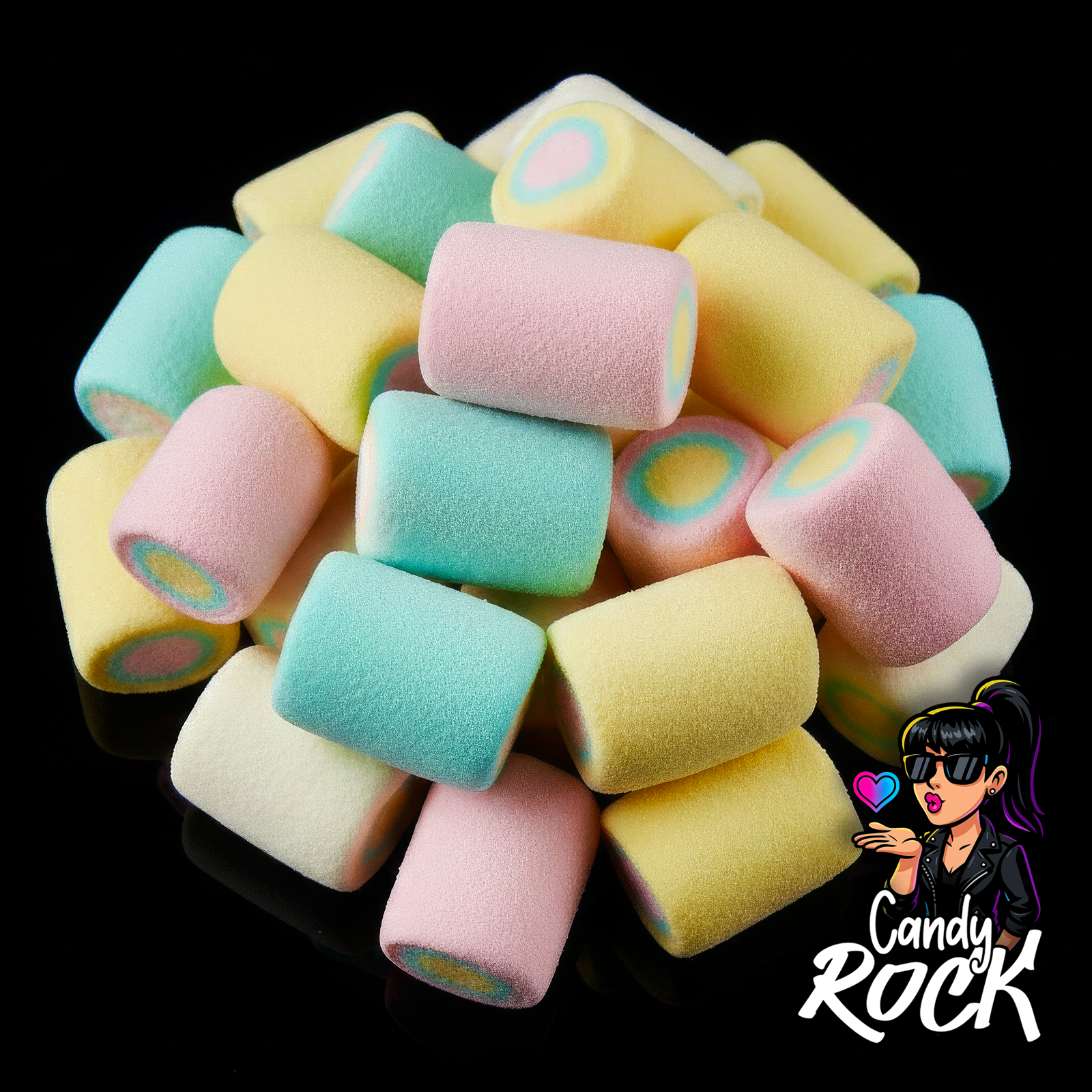 Guimauves cylindriques multicolores posées en petit tas sur fond noir brillant, texture douce et moelleuse, CandyRock