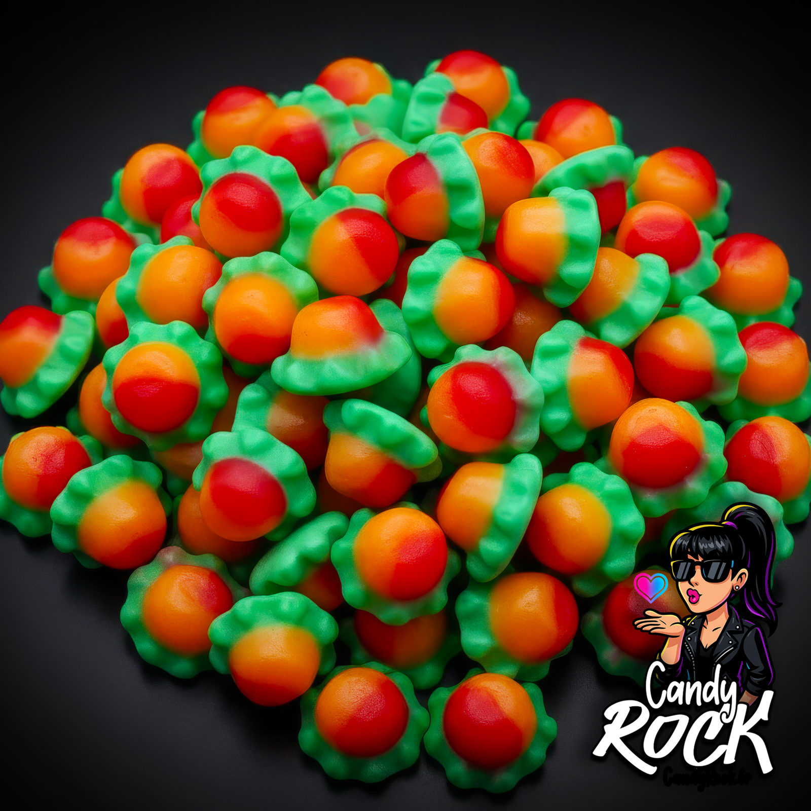 Bonbons gélifiés lisses Melocotolas vert menthe et orange pêche, forme bombée brillante sur fond noir, CandyRock.