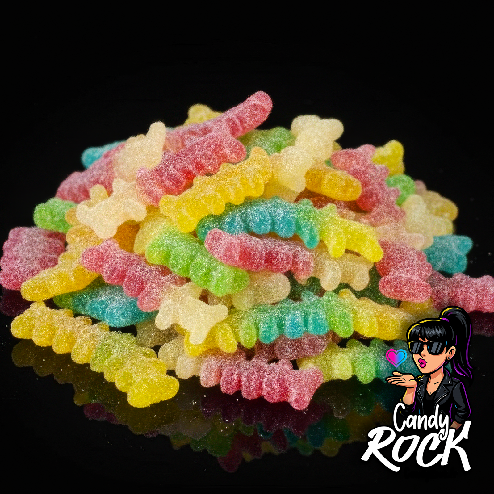 Vue rapprochée de mille-pattes Trolli gélifiés et acidulés aux couleurs vives empilés sur fond noir, CandyRock.