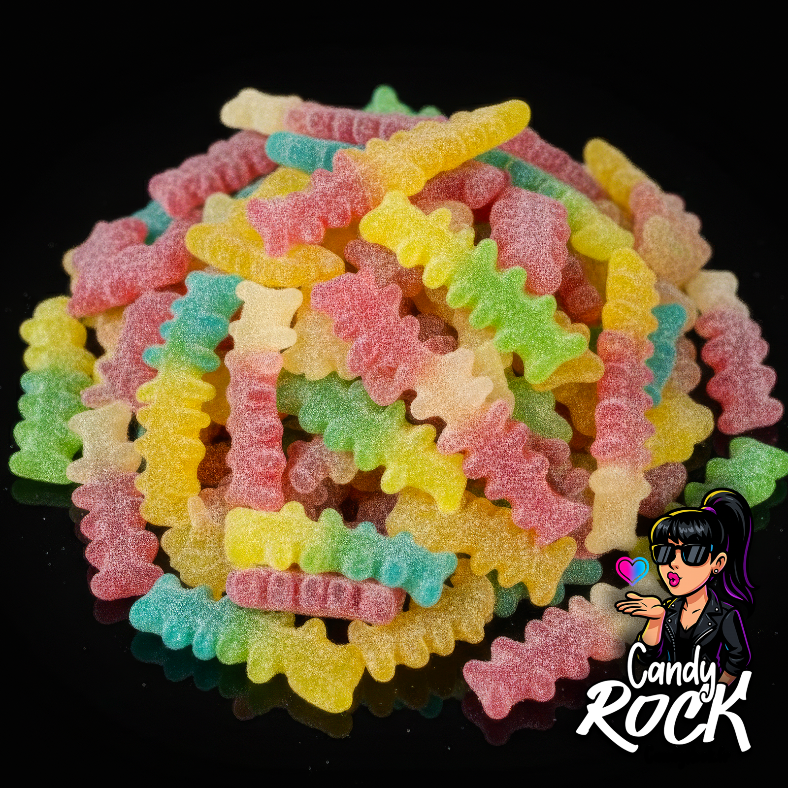Gros plan de bonbons mille-pattes Trolli acidulés multicolores sur fond noir, texture gélifiée brillante, CandyRock.