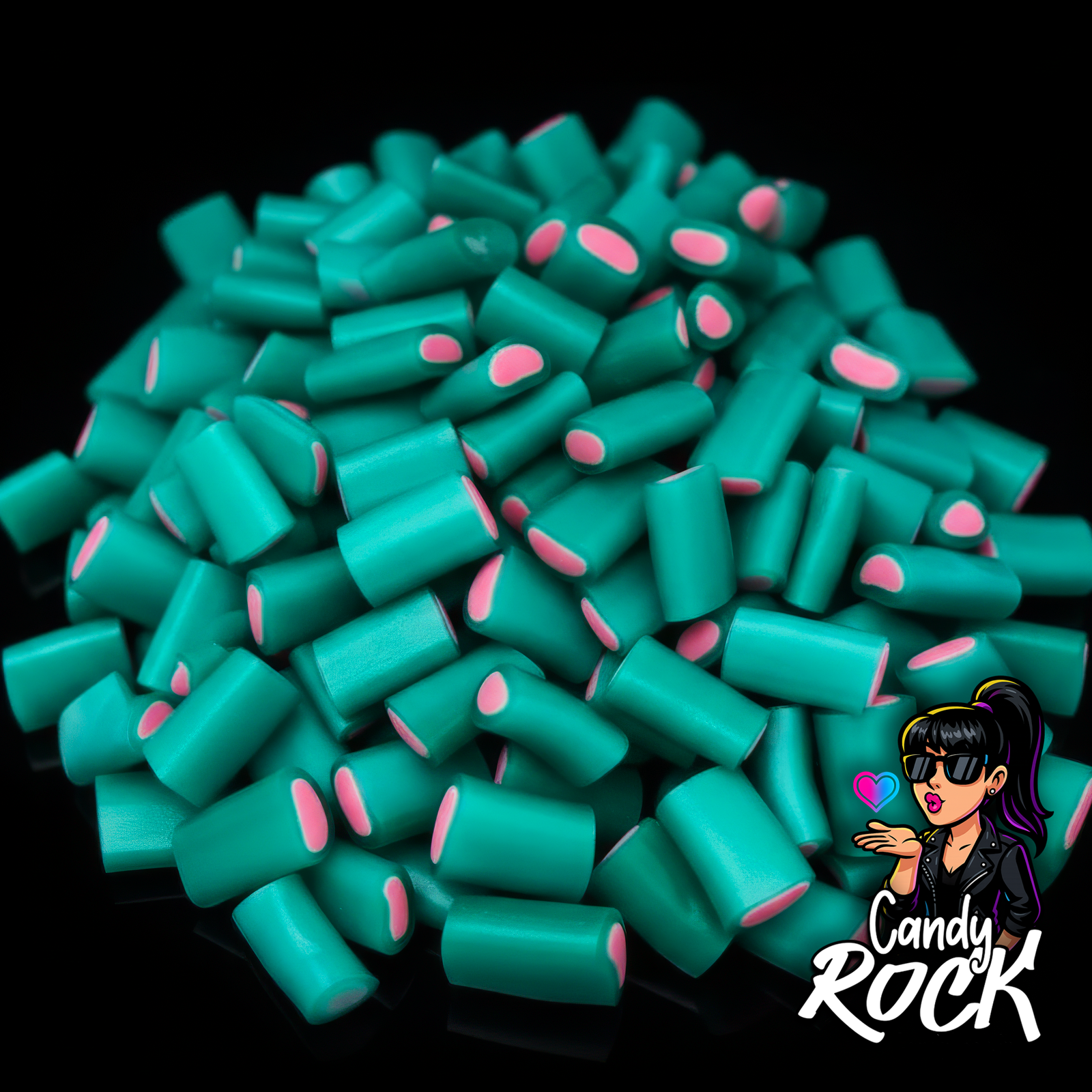 Mini bâtons turquoise lisses avec cœur rose, présentés en tas sur fond noir brillant, style énergisant CandyRock.