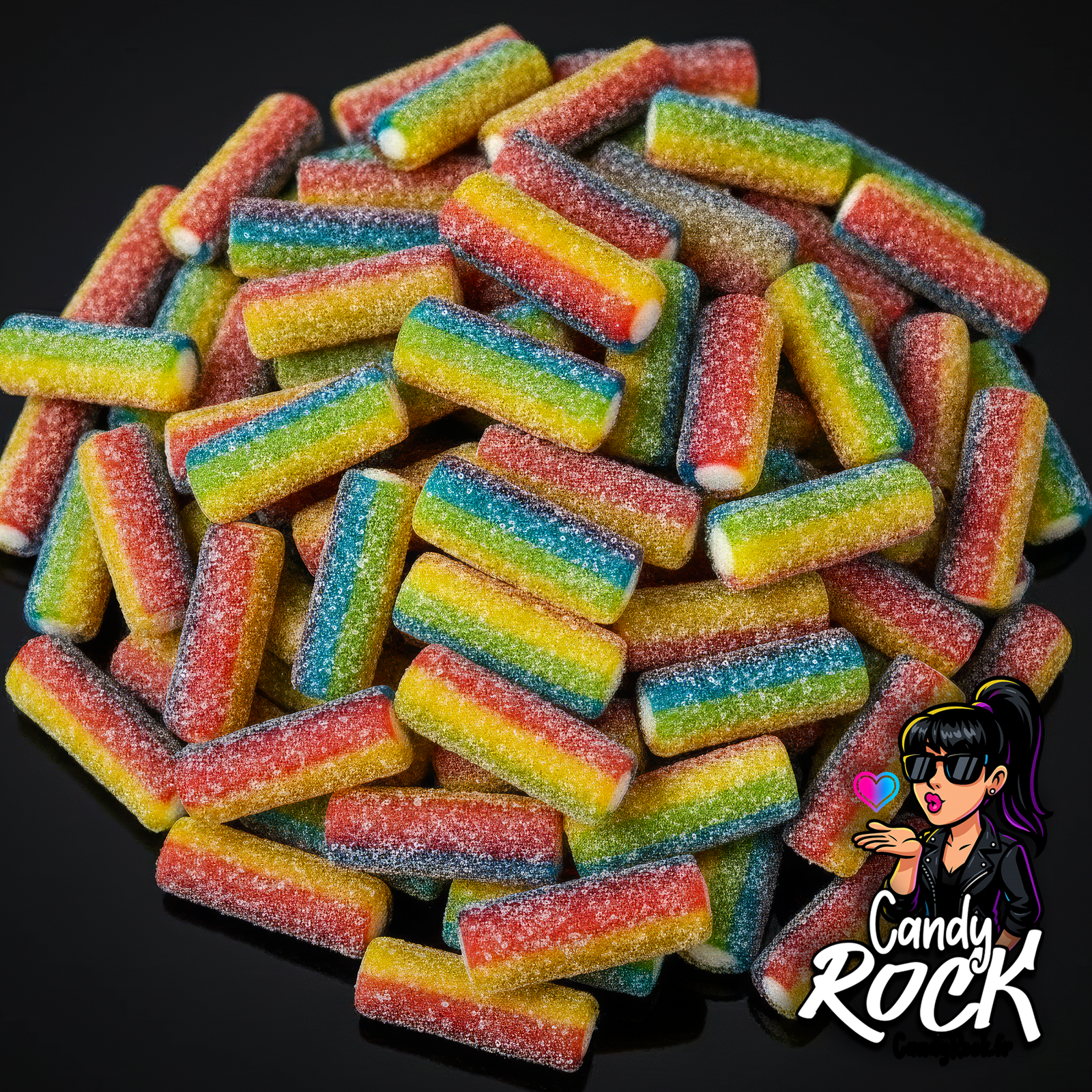 Mini bâtons multicolores acidulés posés sur fond noir, présentation du vrac gélifié sucré CandyRock.
