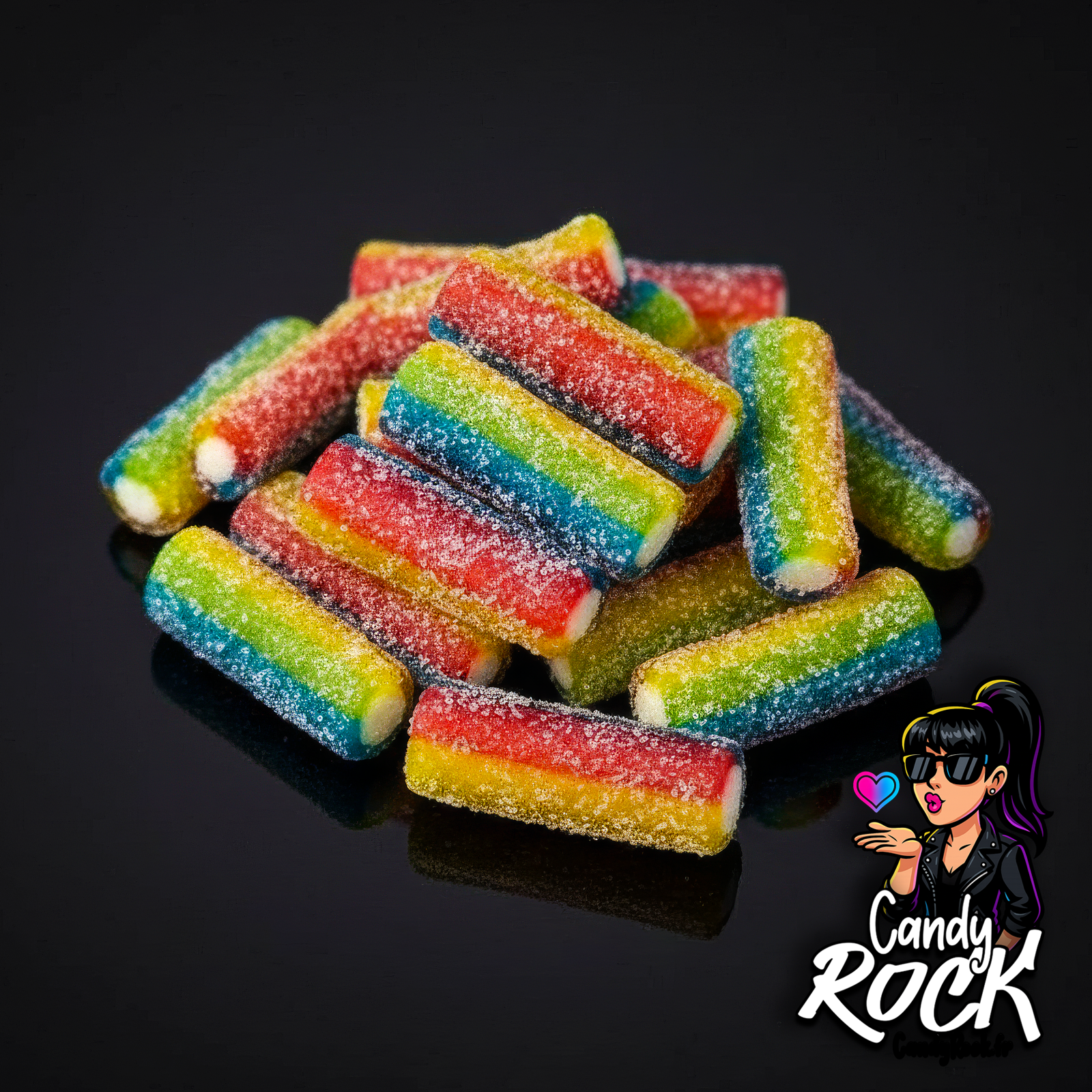 Gros plan sur les mini bâtons multicolores acidulés, détail du sucre et du cœur blanc moelleux CandyRock.