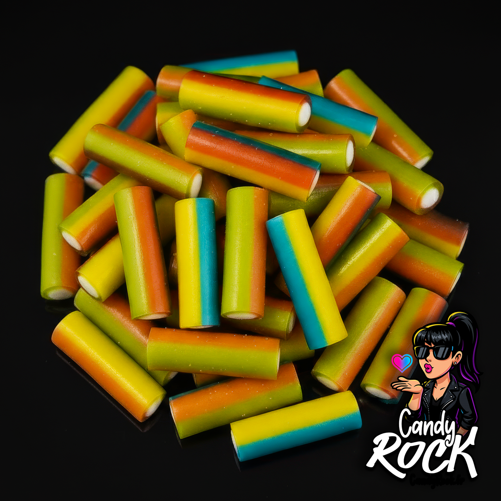 Mini bâtons gélifiés multicolores lisses avec cœur blanc, présentés en tas sur fond noir brillant CandyRock.