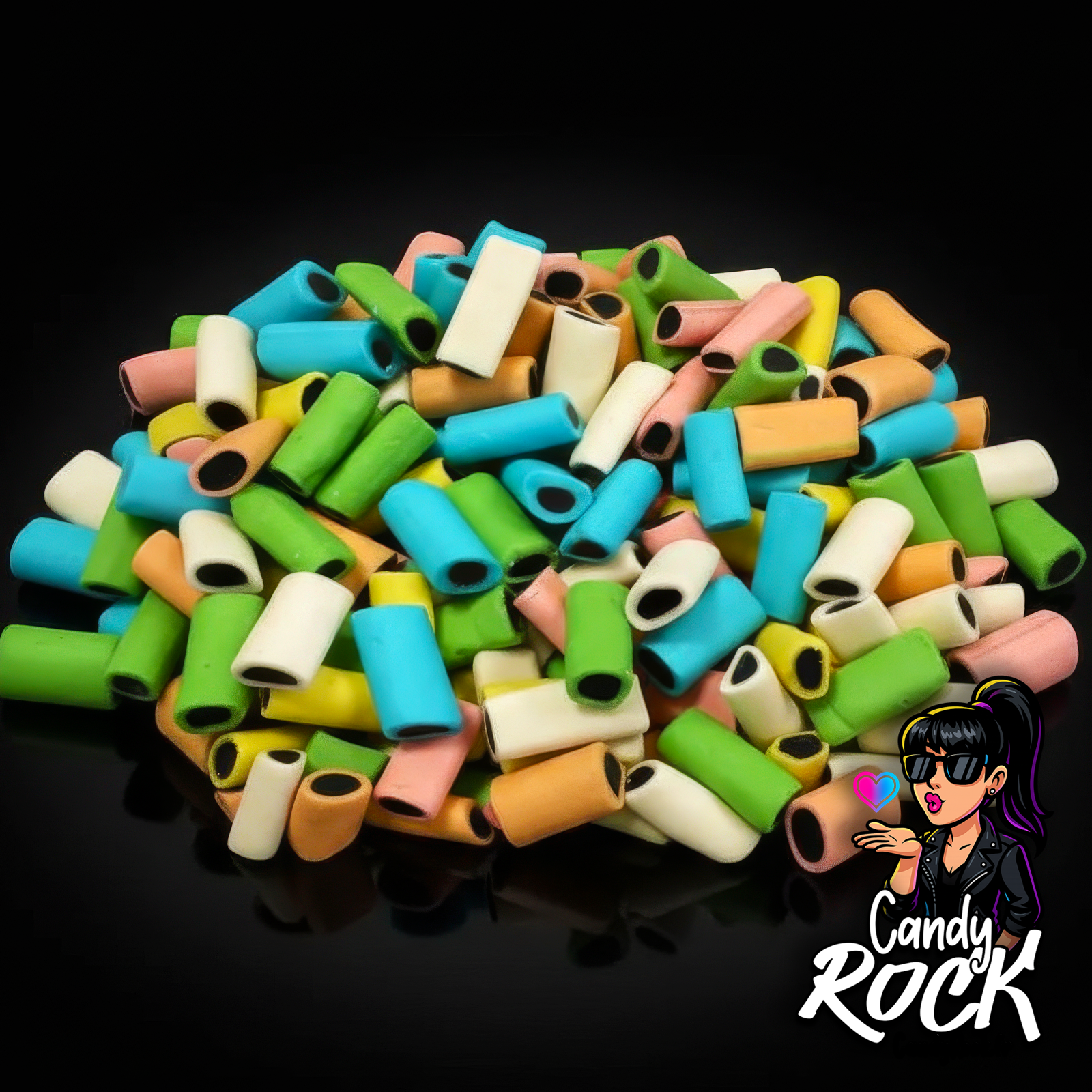 Mini bâtons réglisse multicolores pastel avec intérieur noir, présentation vrac sur fond noir CandyRock.