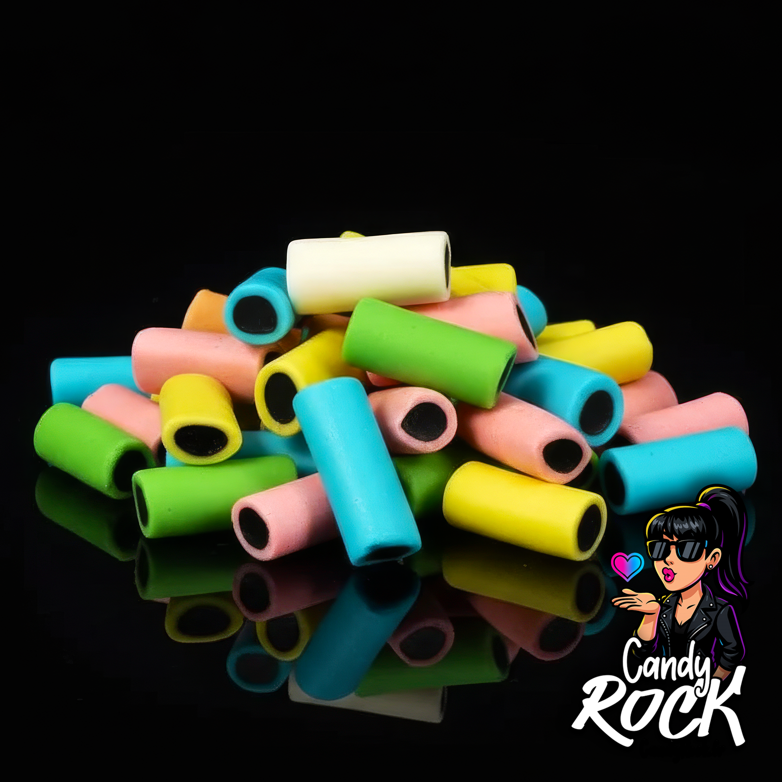 Vue rapprochée de mini bâtons réglisse pastel, texture matte et cœur noir visible, fond noir CandyRock.