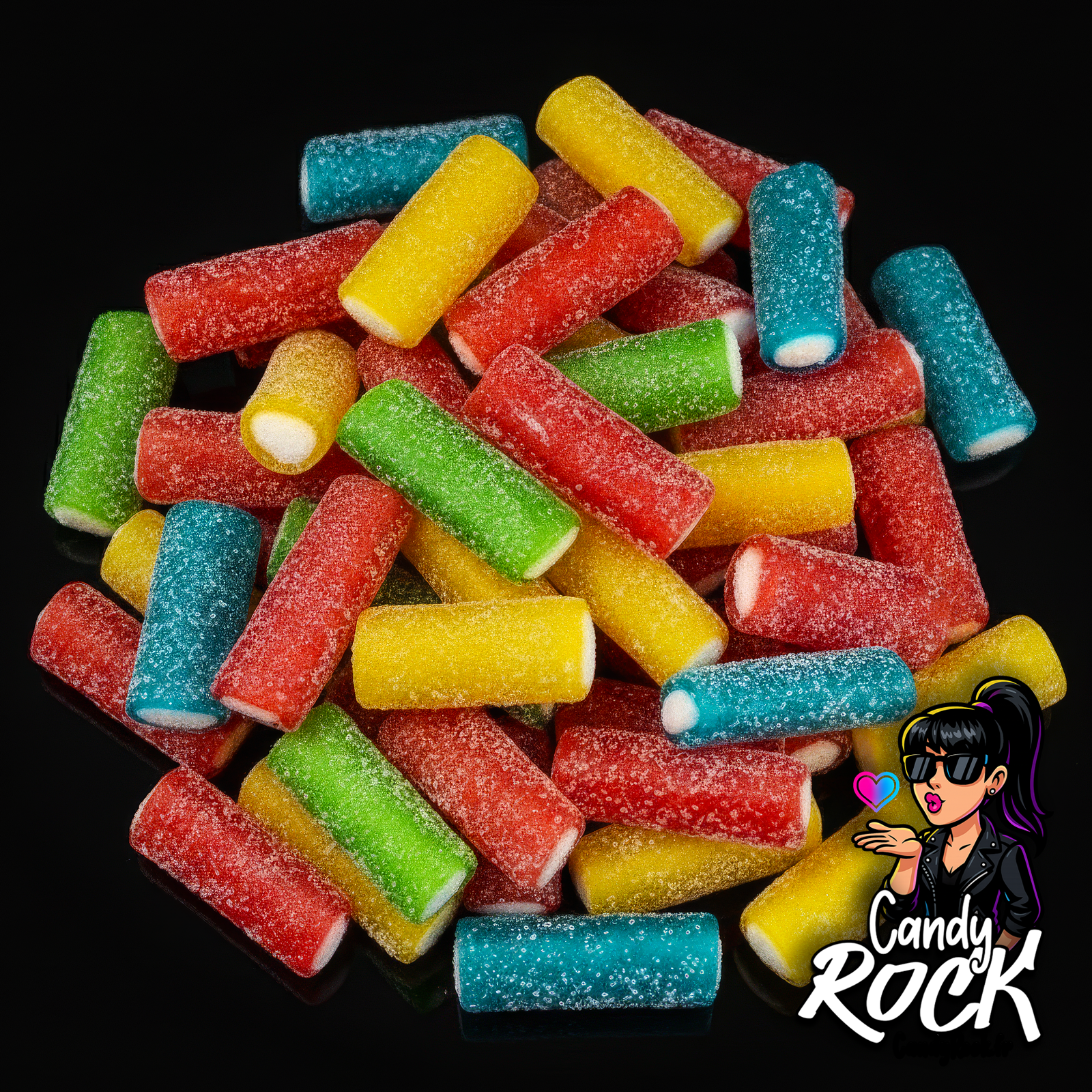 Mini câbles gélifiés multicolores CandyRock enrobés de sucre acidulé, présentation générale sur fond noir.