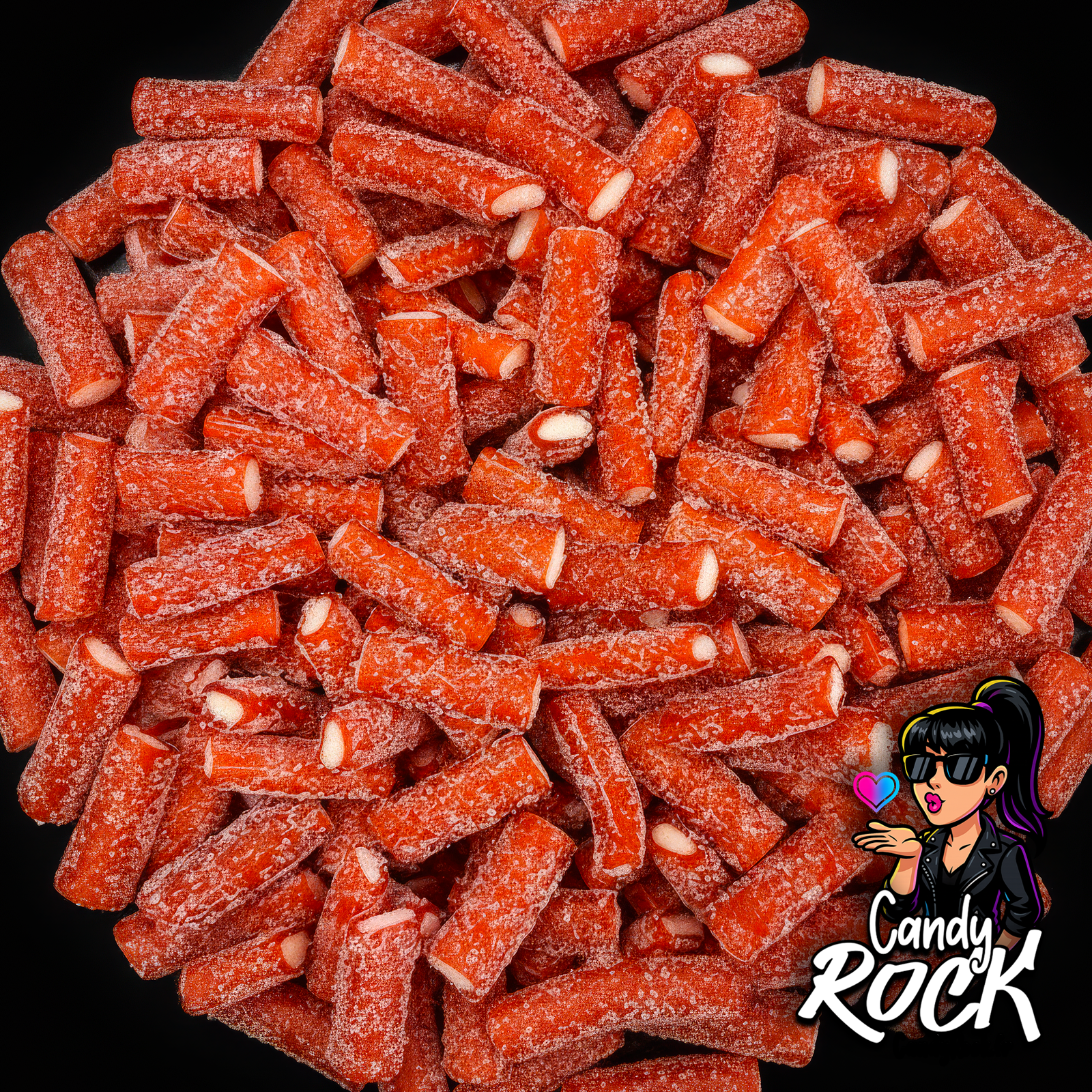 Mini câbles fraise acidulés CandyRock, rouges et enrobés de sucre, présentés en vrac sur fond noir.