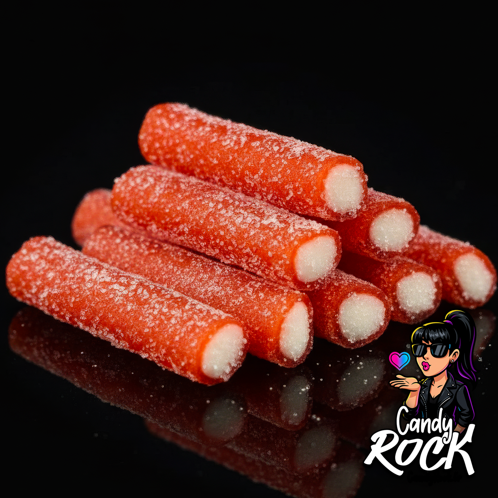 Vue rapprochée de mini câbles rouges à la fraise CandyRock, détail du sucre acidulé et du cœur blanc moelleux.