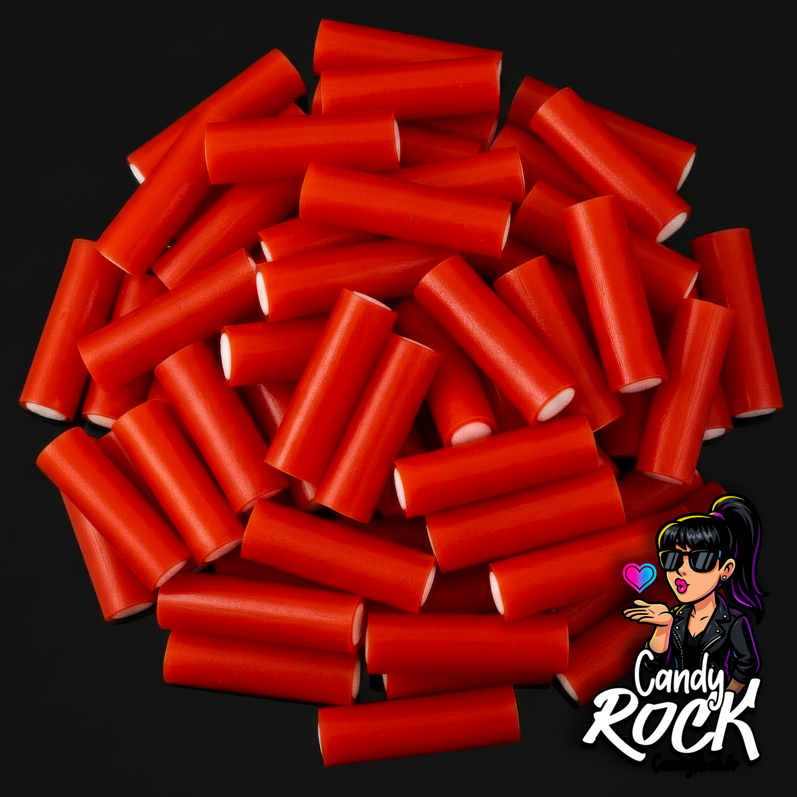 Mini câbles rouges lisses au cœur blanc, présentés en petit tas sur fond noir brillant, CandyRock.