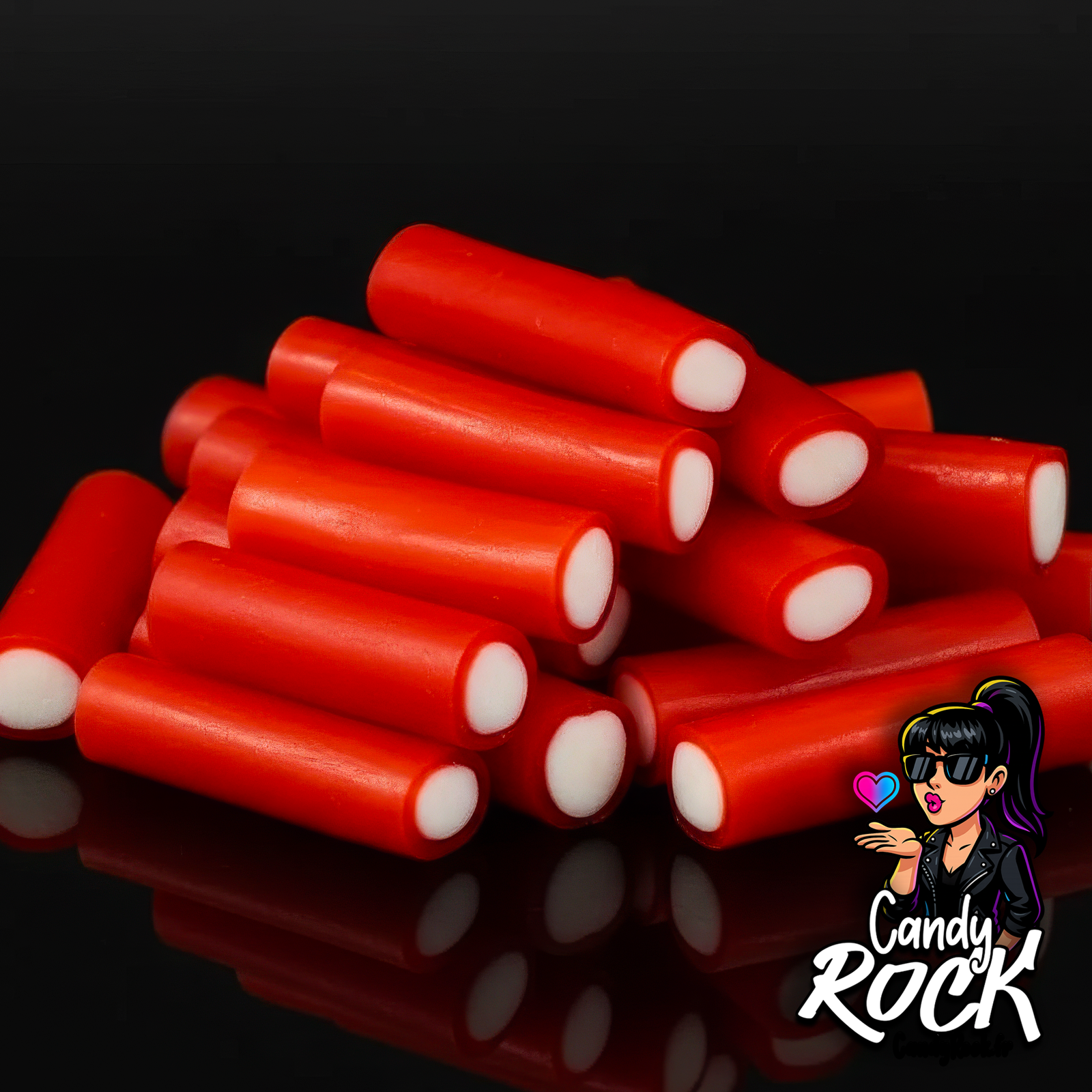 Vue rapprochée de mini câbles rouges lisses gélifiés montrant leur centre blanc sur fond noir CandyRock.