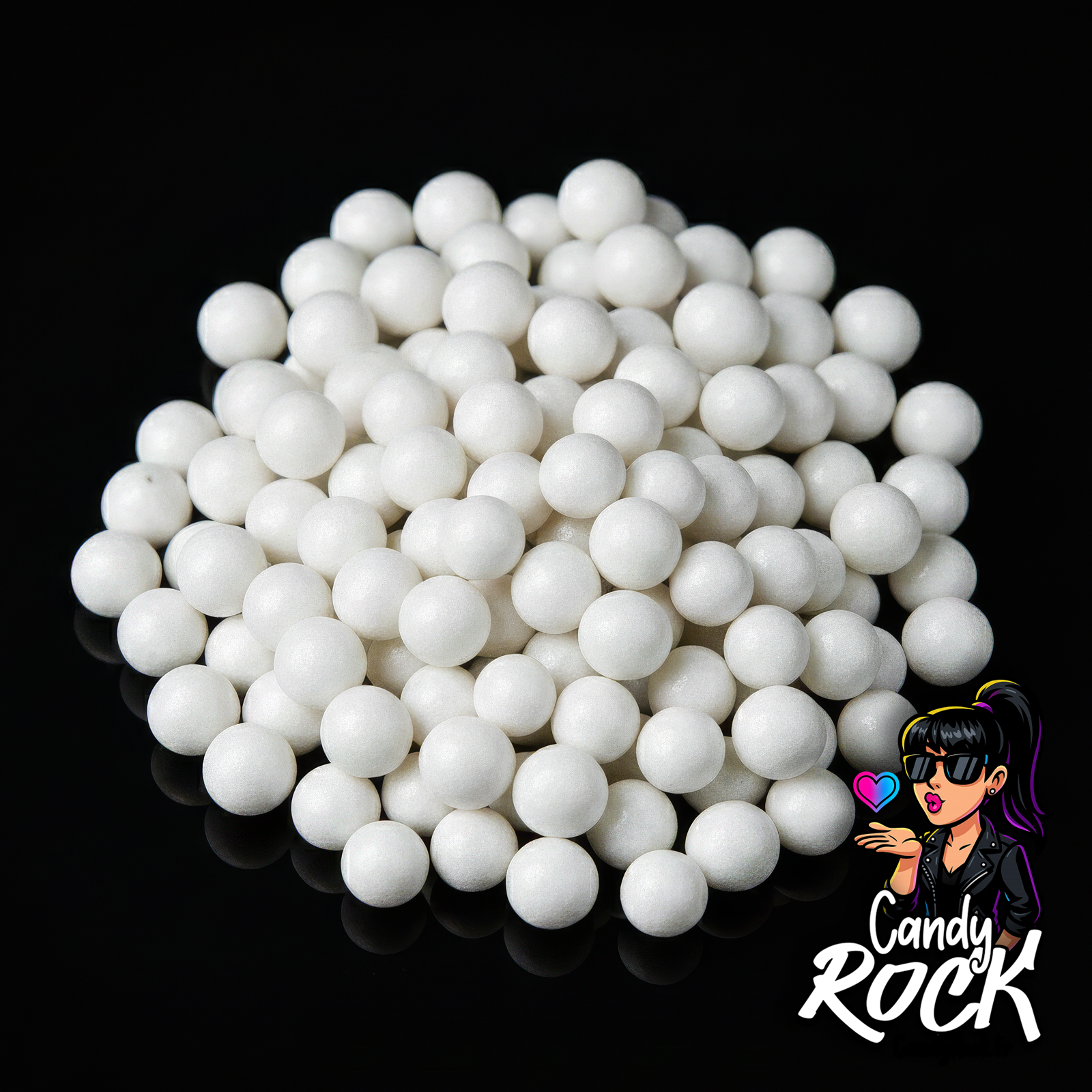 Billes blanches brillantes Tukan disposées en tas sur fond noir, présentation générale CandyRock.