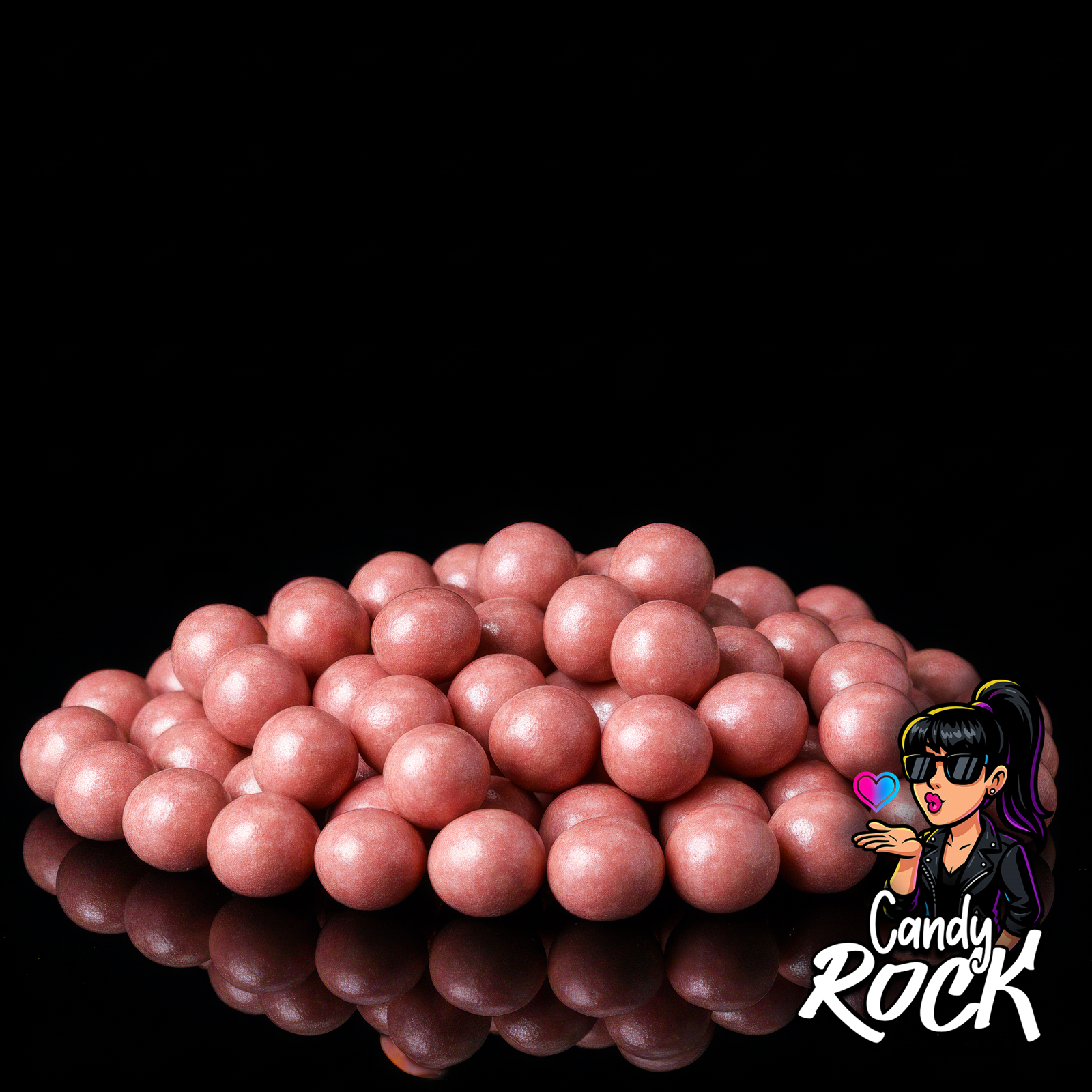 Vue rapprochée de billes Chococranch roses Tukan montrant leur forme ronde et l’enrobage brillant sur fond noir CandyRock.