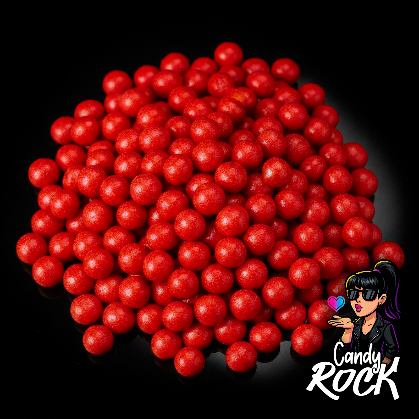 Mini billes rouges Tukan brillantes regroupées sur fond noir, présentation générale CandyRock.